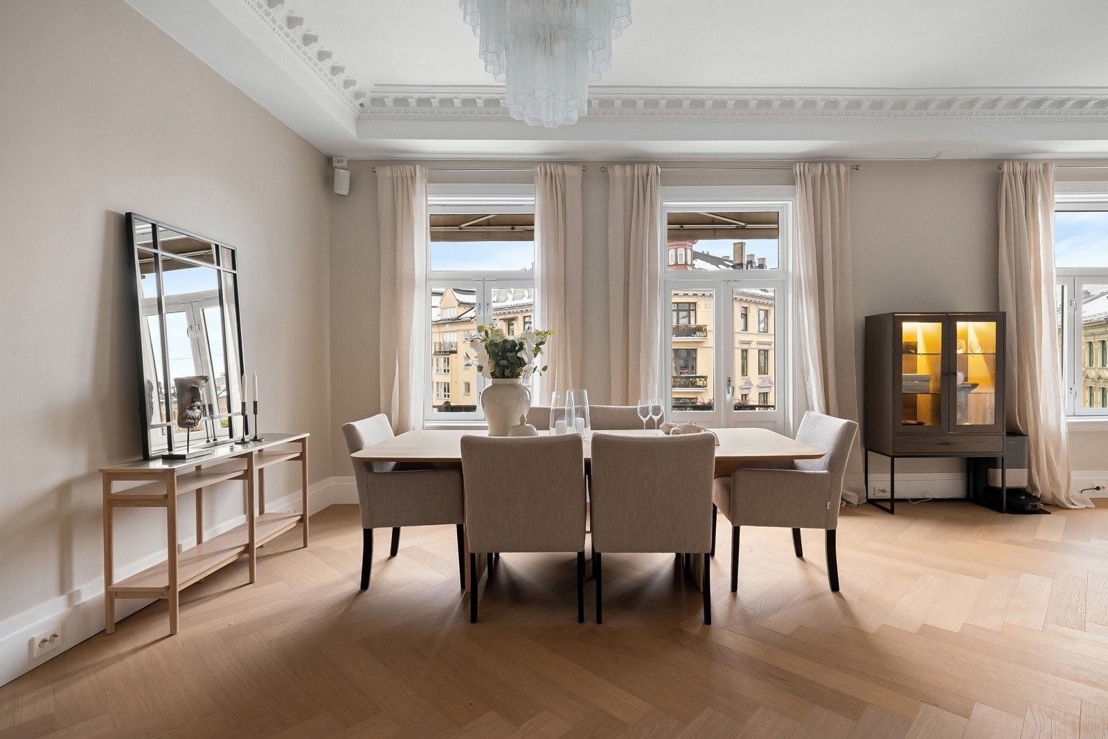 Klassiske detaljer som takhøyde på 3,26 meter, stukkatur og rosetter. Galleribilde