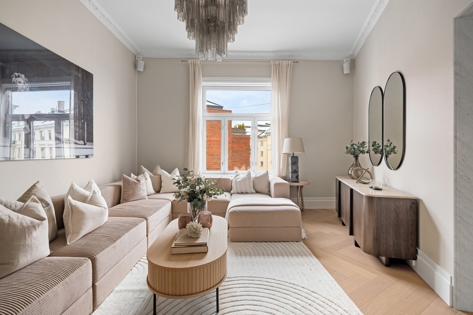 Stuen ligger skjermet fra kjøkkensonen og har god plass til sofagruppe og øvrig møblering. Galleribilde