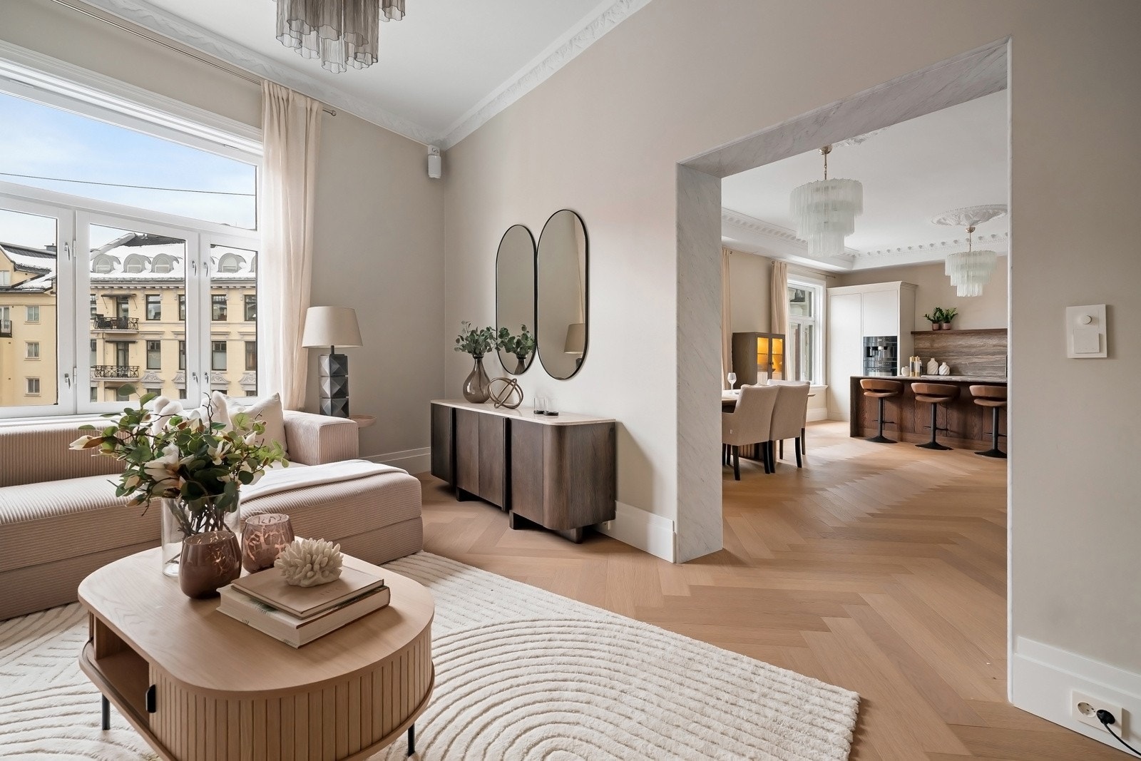 Spisestuen får sin naturlige plassering mellom stue og kjøkken, med store vindusflater som gir godt med lys. Galleribilde