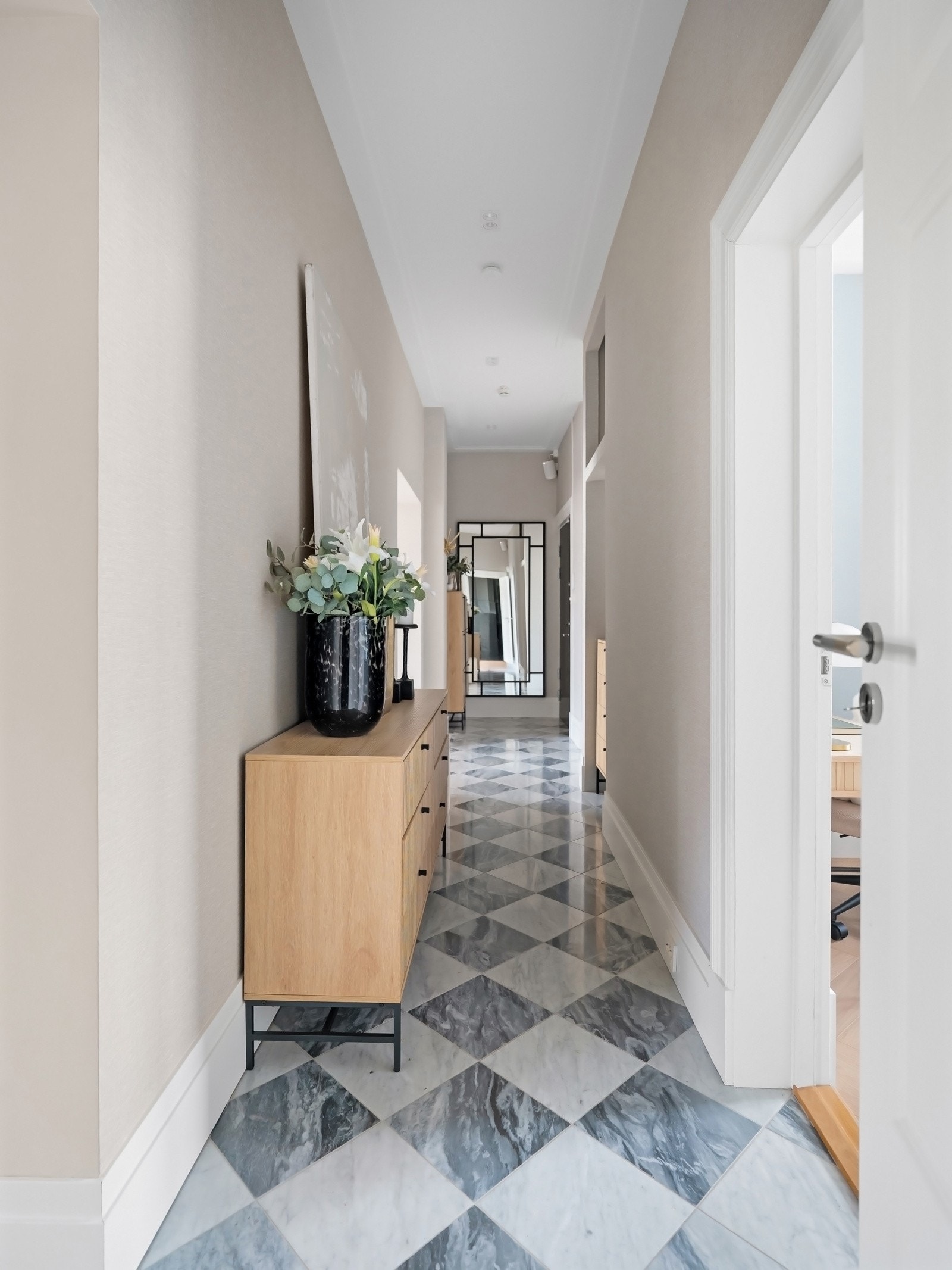 Entréen er lekker og romslig, med Carrara/Bardiglio-marmorfliser fra Italia og nye varmekabler. Galleribilde