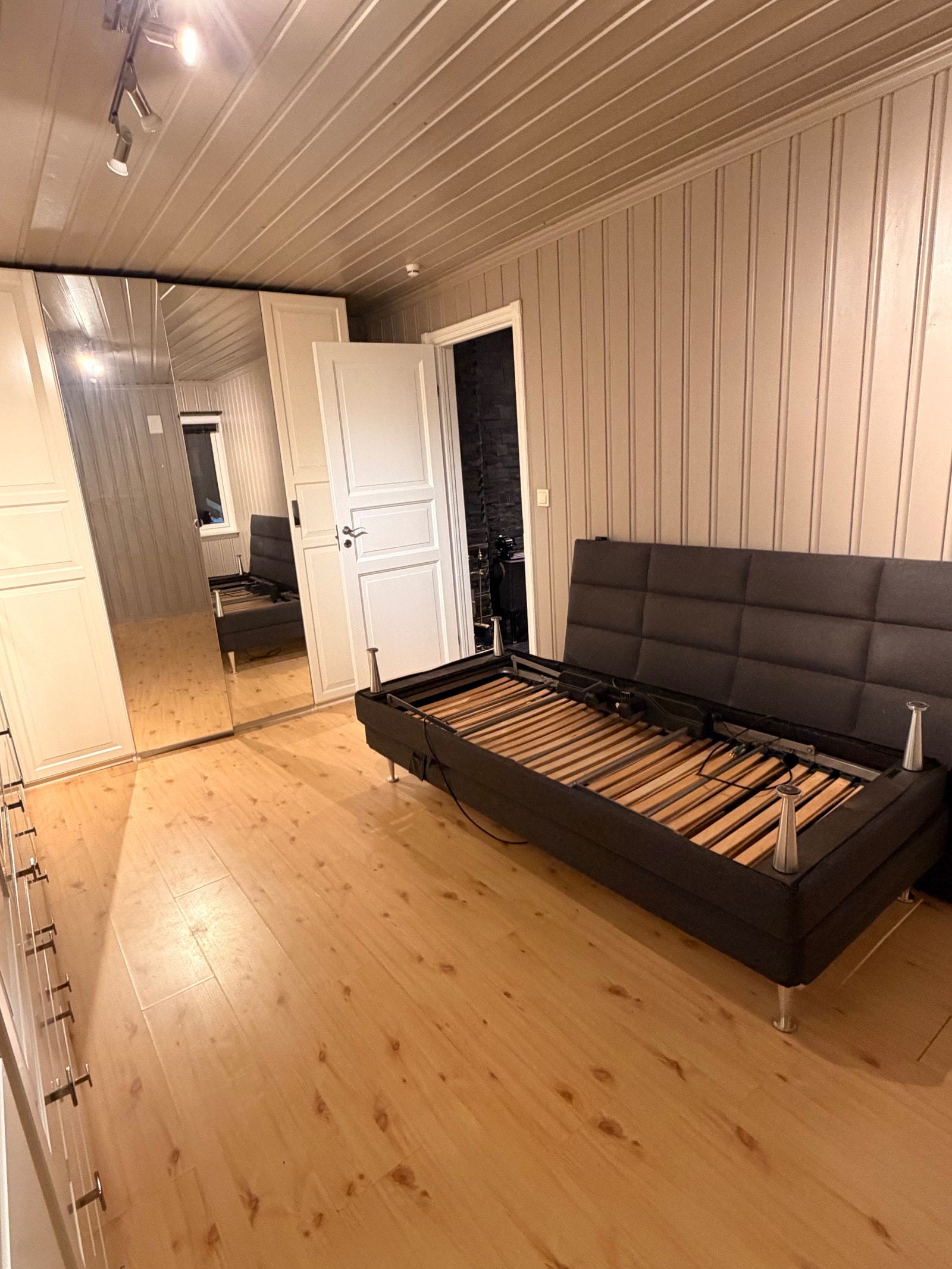 Soverom, sengen skal fjernes/selges Galleribilde