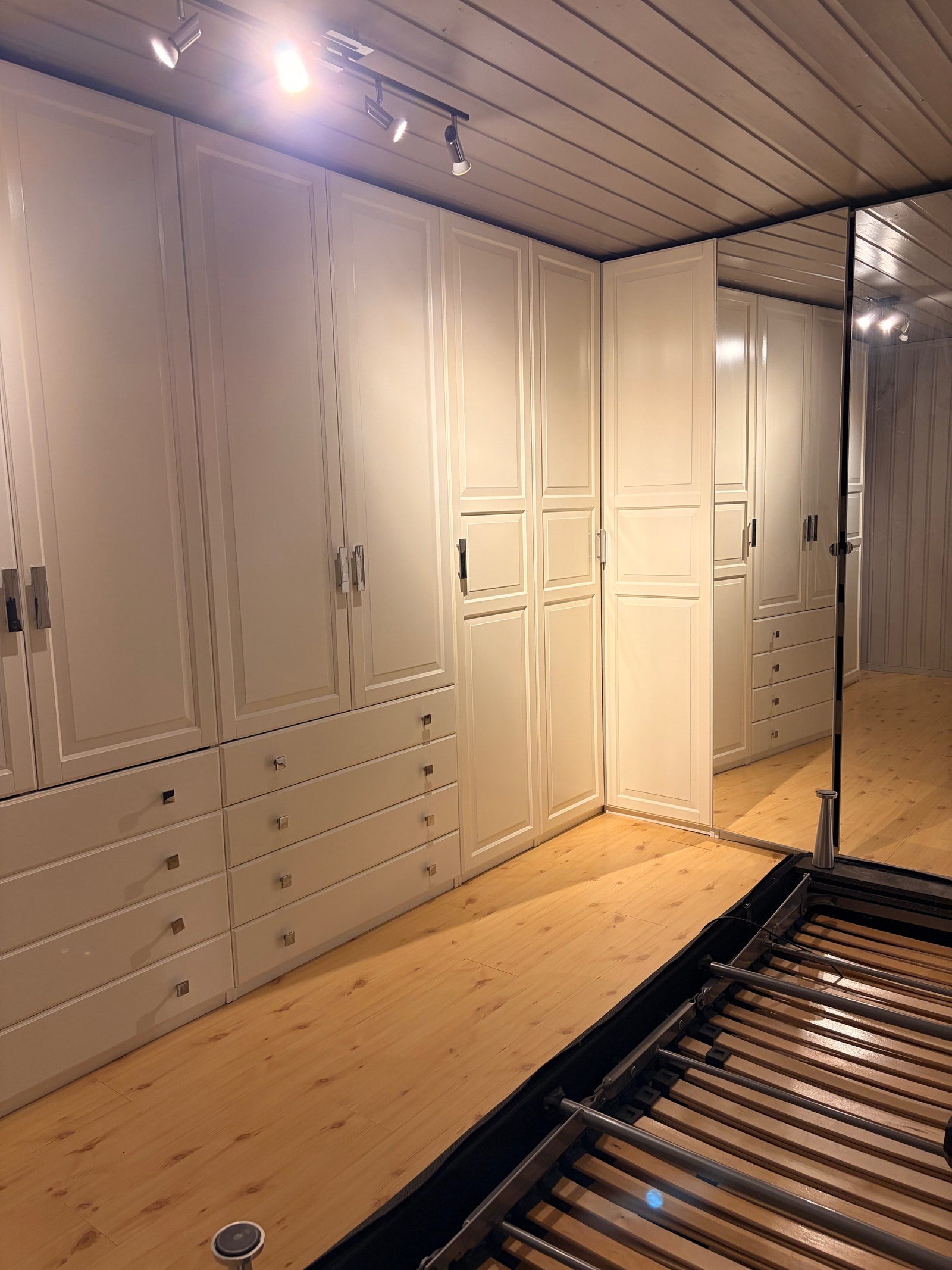 Soverom med masse skapplass Galleribilde