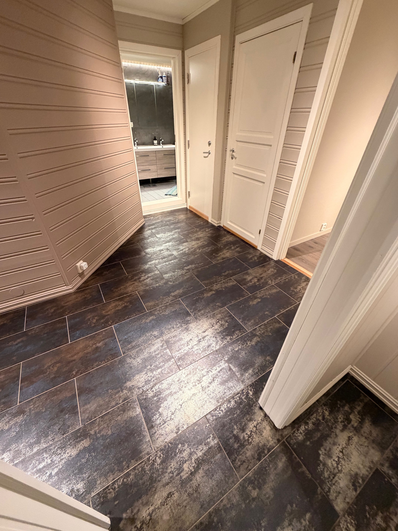 Fra gangen, under trappen er det stort rom for lagring. Galleribilde