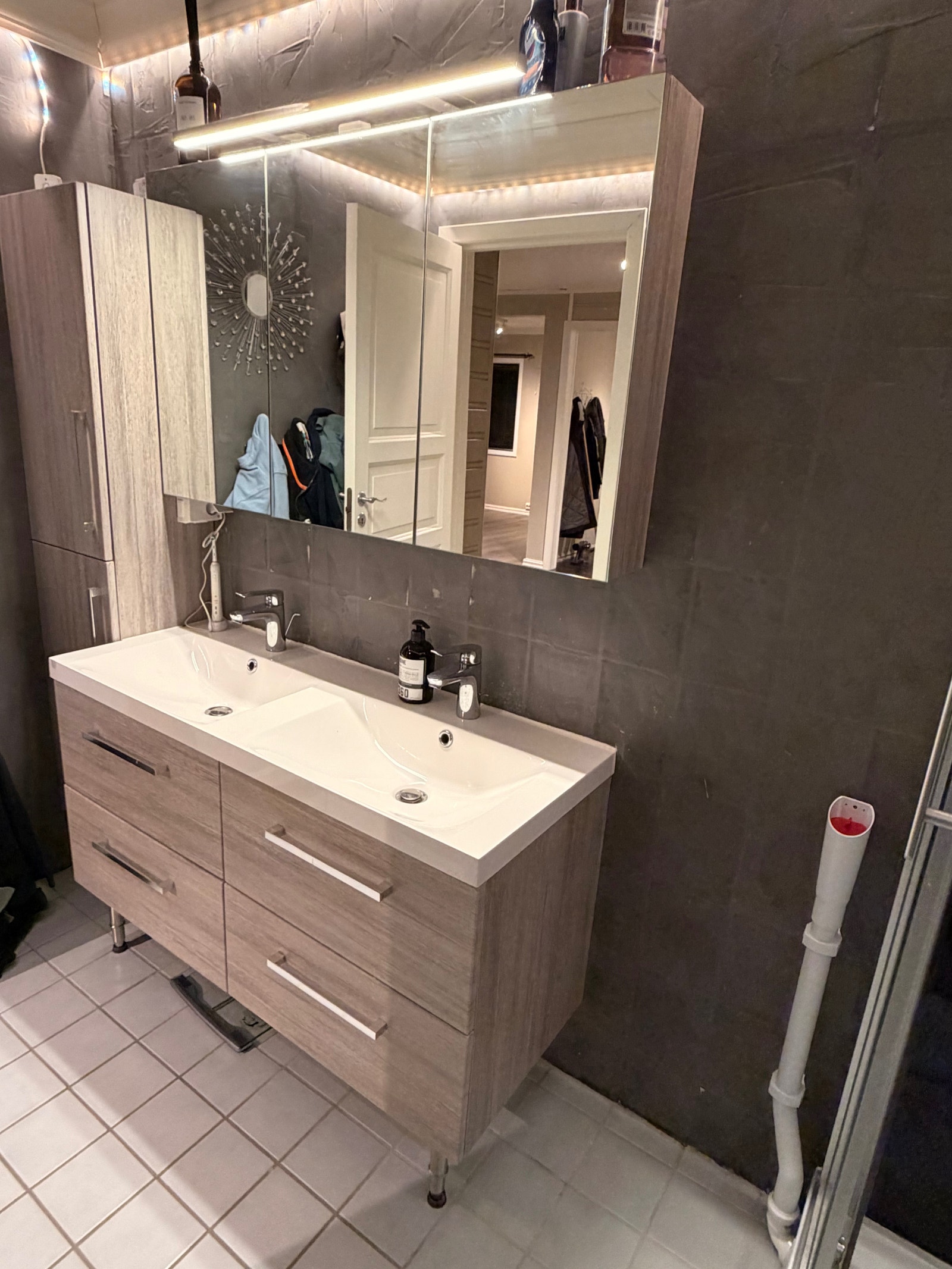 Bad med dobbel servant Galleribilde