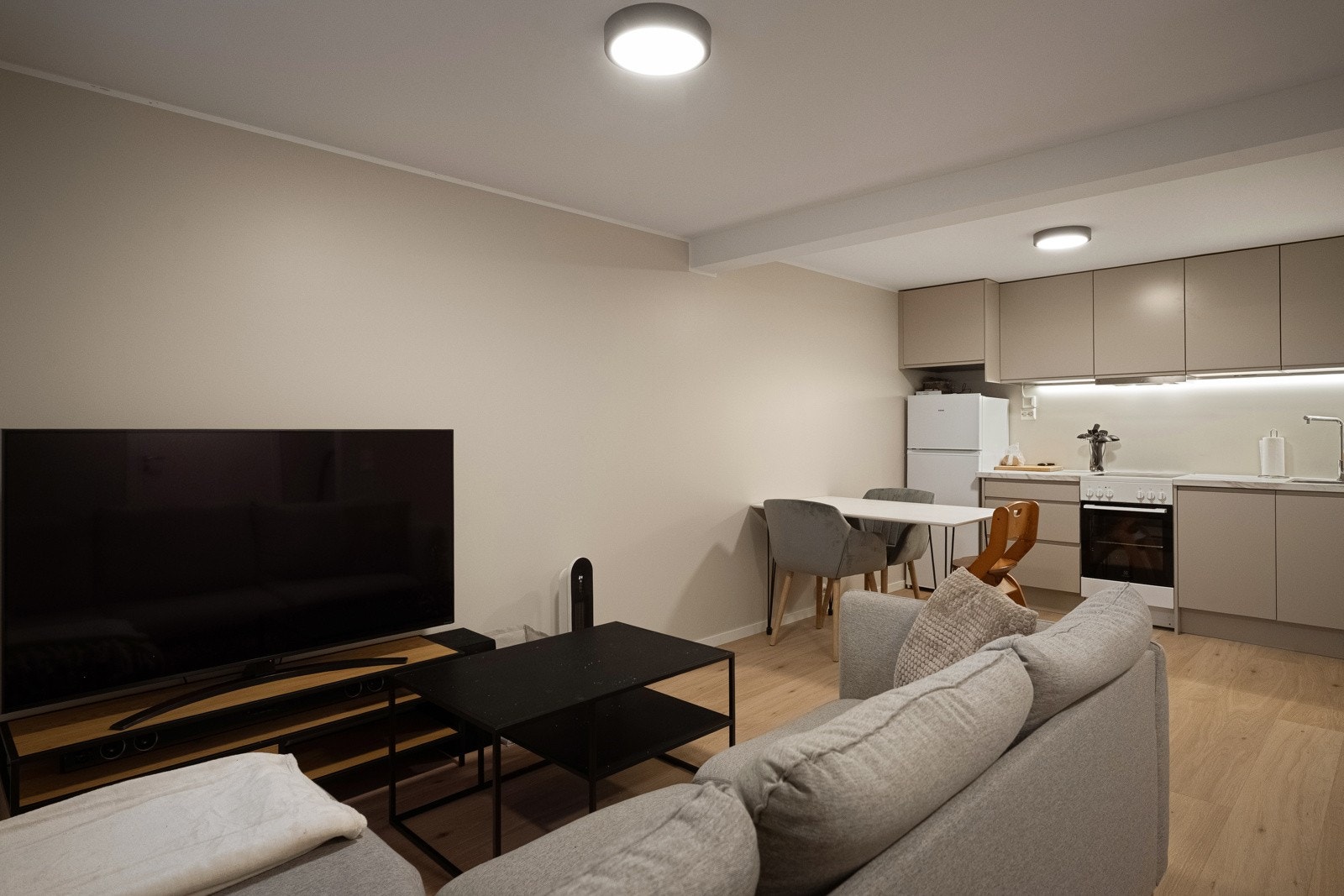 I 1.Etasje finner du både kjøkken og stue - Perfekt for utleie!