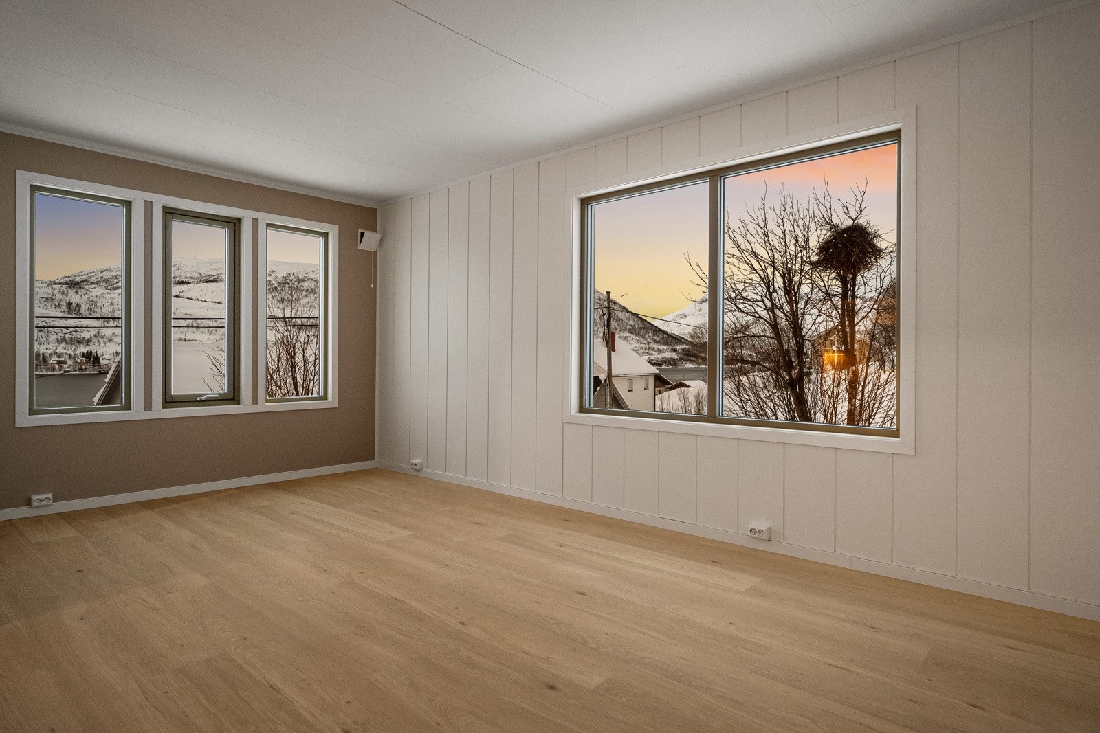 Romslig og åpen stue med store vindusflater som slipper inn godt med naturlig lys.