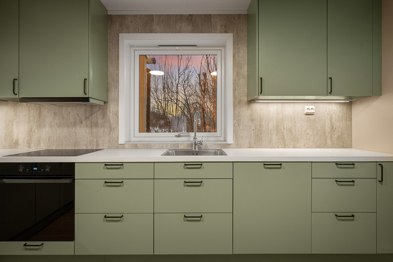 Rikelig med oppbevaringsplass i skuffer og skap.