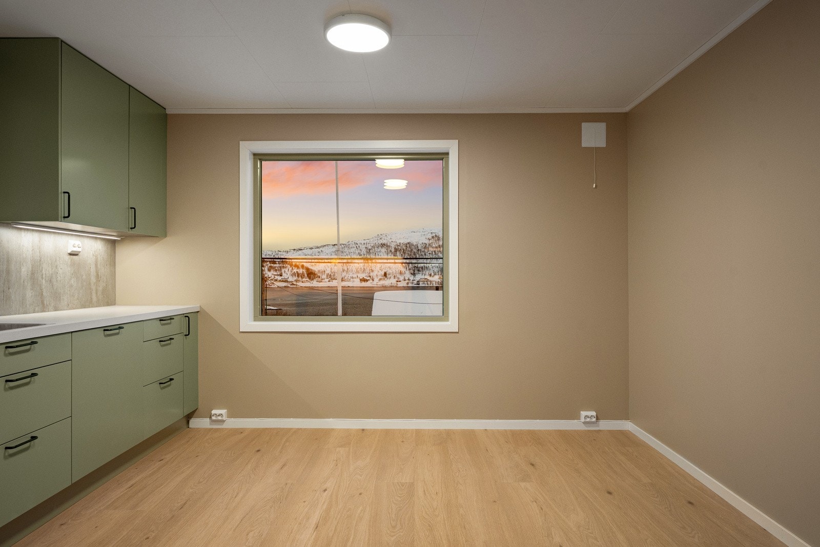 Plass til spisebord på kjøkkenet gjør rommet til en sosial sone som inviterer til hyggelige stunder.