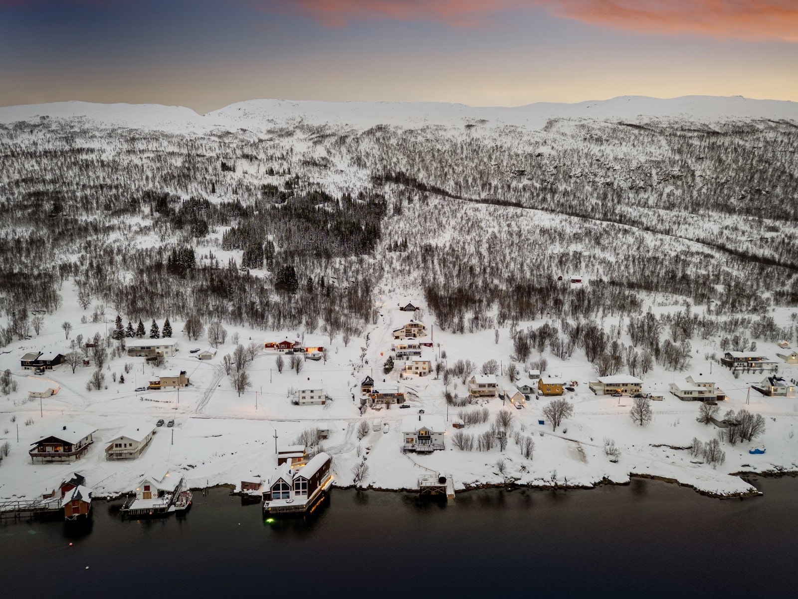 Boligen ligger pent til i området med nærhet til flotte friluftsområder og lysløype.