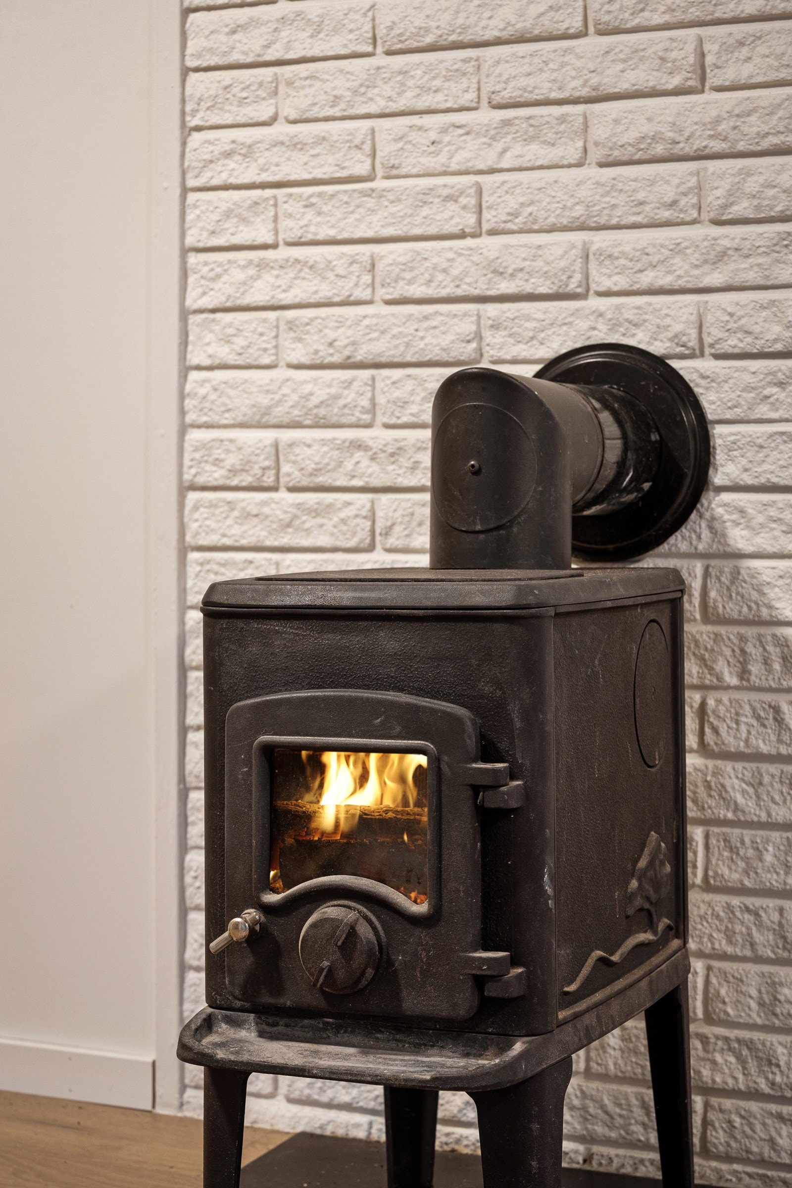 Varmende peis i stua skaper en lun og god stemning i stua.