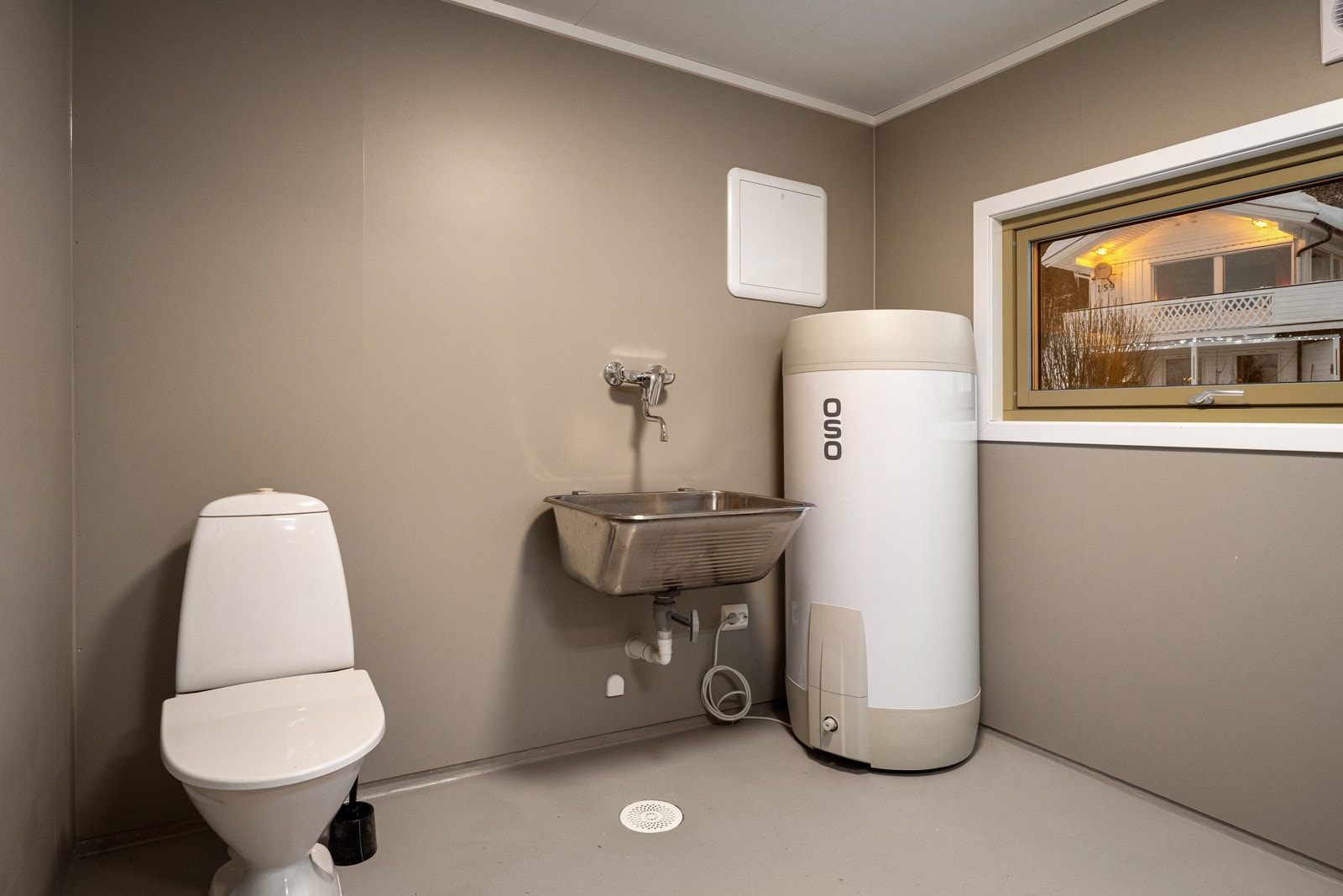 Bad 2 har dusjkabinett, utslagsvask, varmtvannstank og opplegg til vaskemaskin.