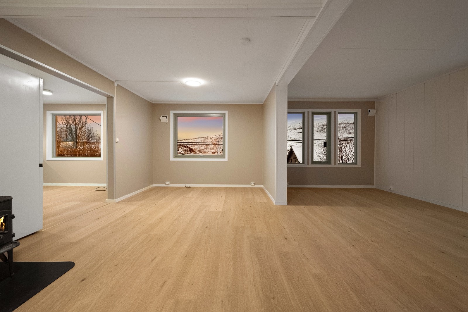 Praktisk planløsning med plass til flere sosiale soner.