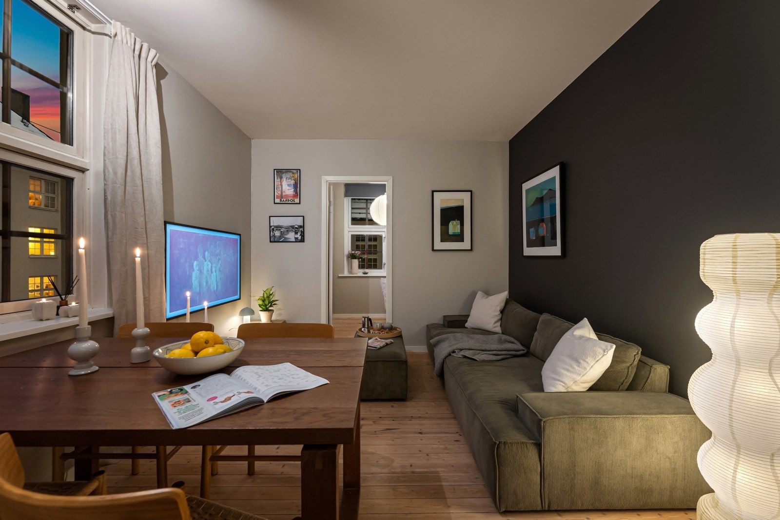 En koselig og lun leilighet med originale tregulv, store vinduer og god takhøyde. Galleribilde