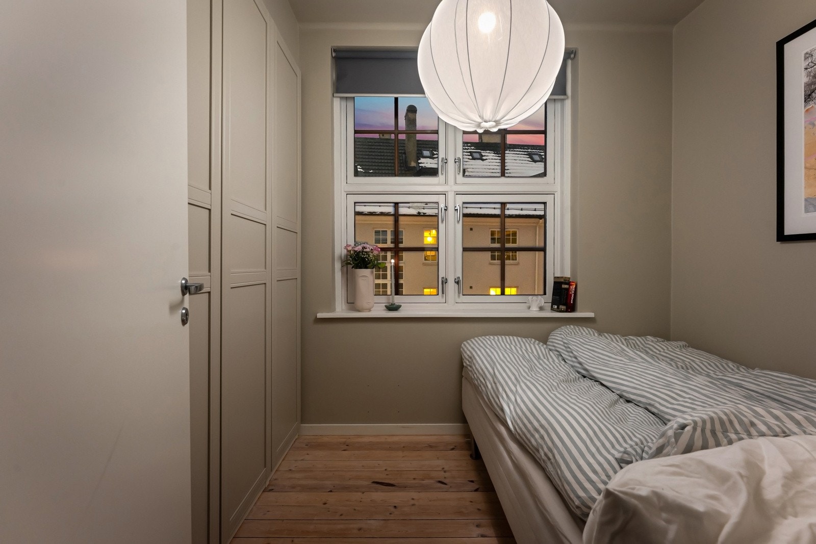 Hyggelig soverom med plassbygd garderobe. Galleribilde