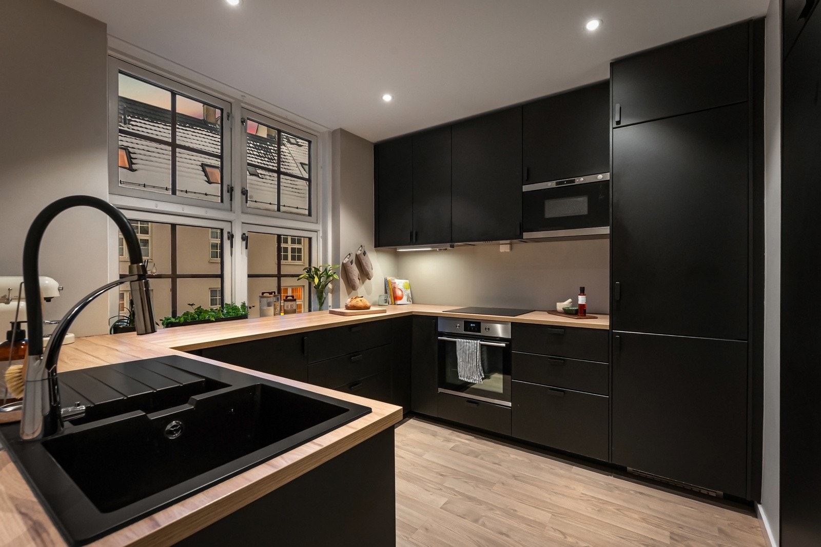 Velkommen til en attraktiv toppleilighet i Jørgen Løvlands gate 22A. Galleribilde