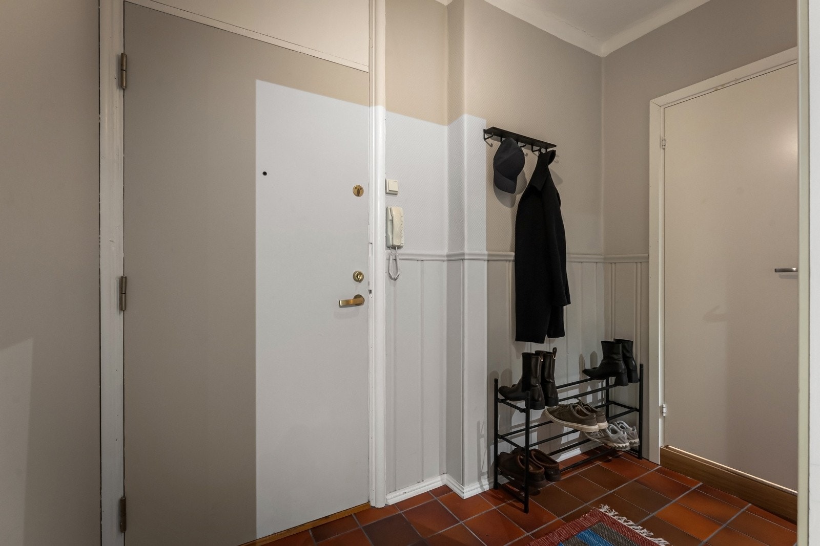 Flislagt gulv tåler vann og mye slitasje. Det er brann- og lydklassifisert entrédør. Galleribilde