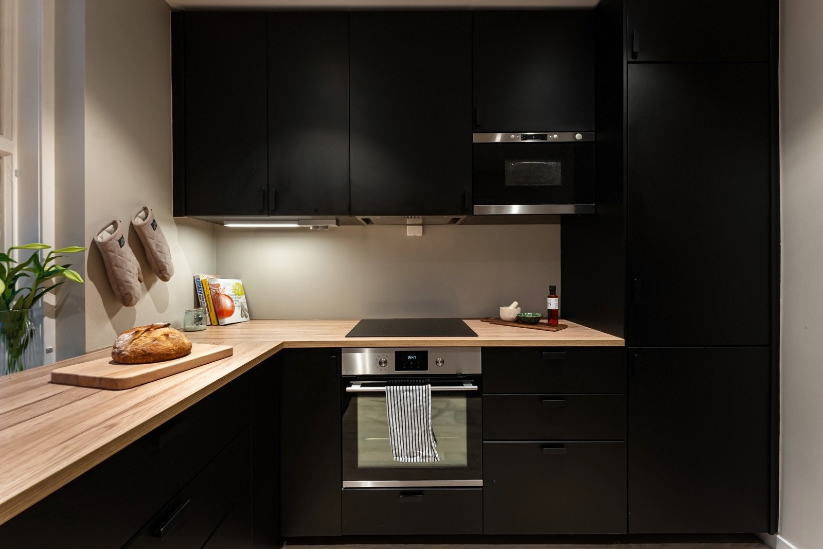 Kjøkkenet er komplett utstyrt med integrerte hvitevarer som medfølger. Galleribilde