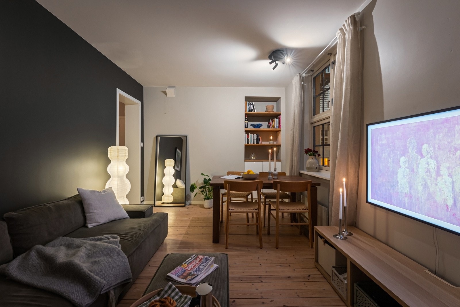I stuen er det plass til sofagruppe, tv og spisebord. Galleribilde