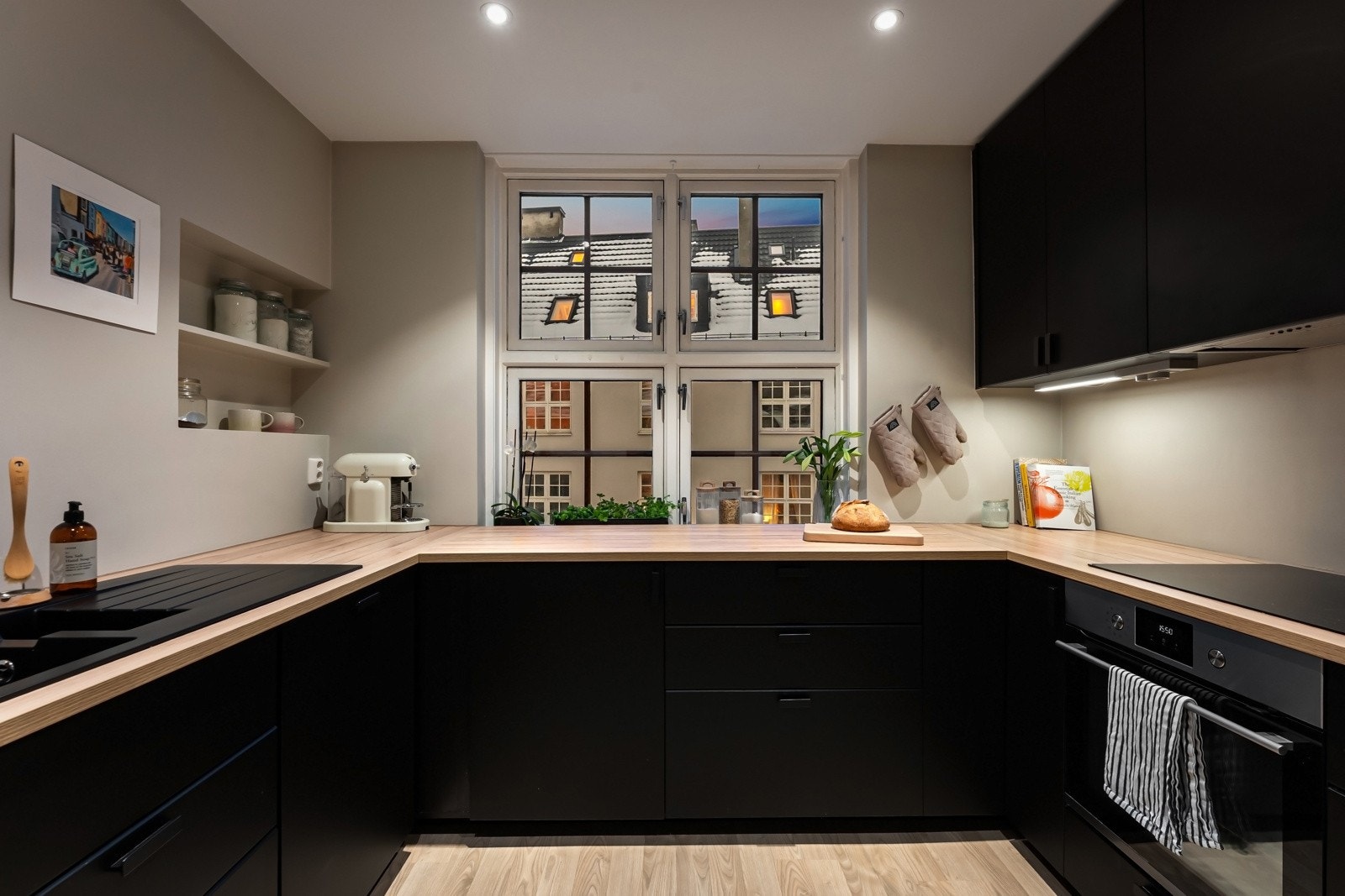 Kjøkkenet ble pusset opp i 2018 og har praktisk og moderne innredning. Det er downlights i taket. Galleribilde