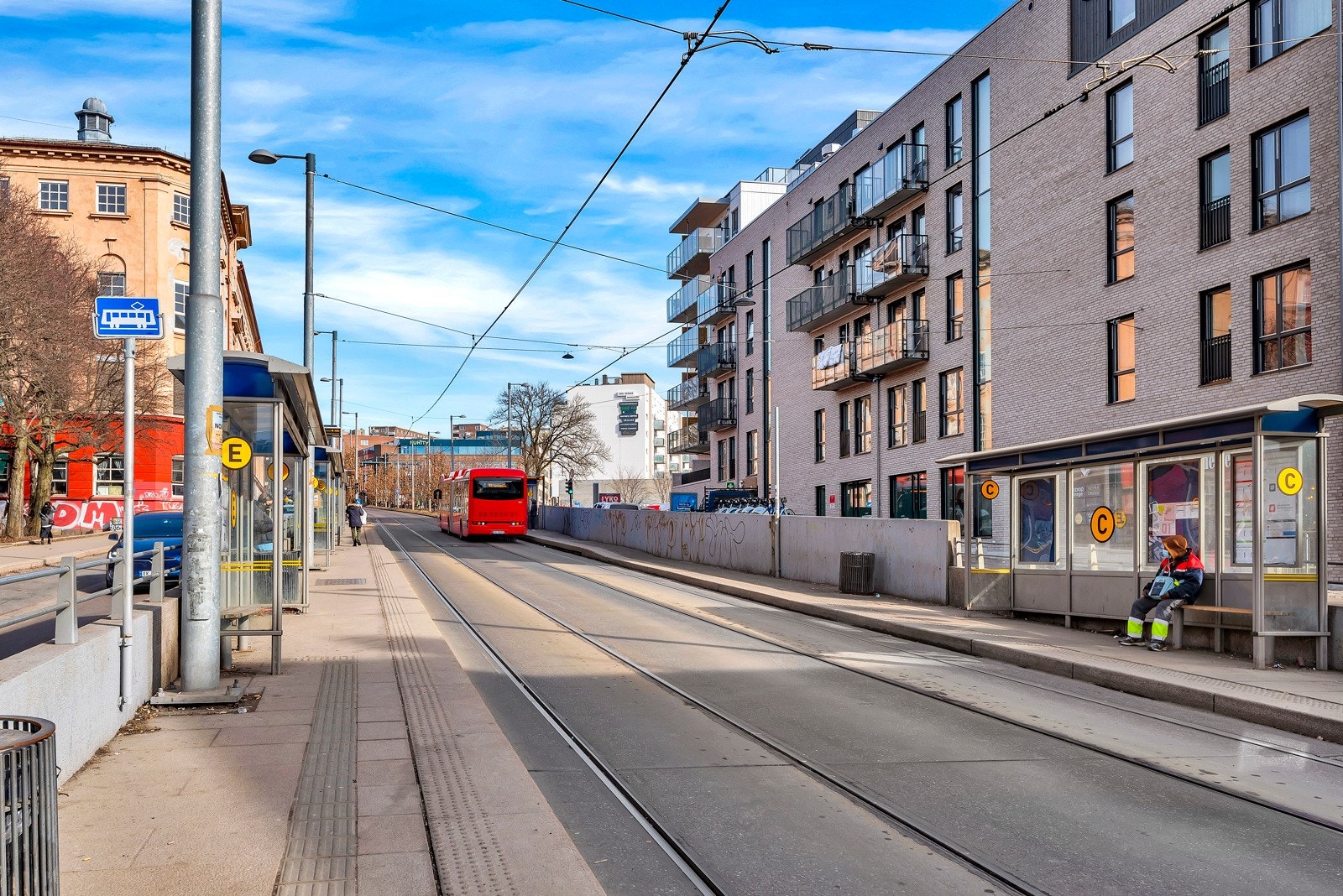 Det er god tilgang til kollektivtransport, med T-bane, trikk og buss rett ved. Galleribilde
