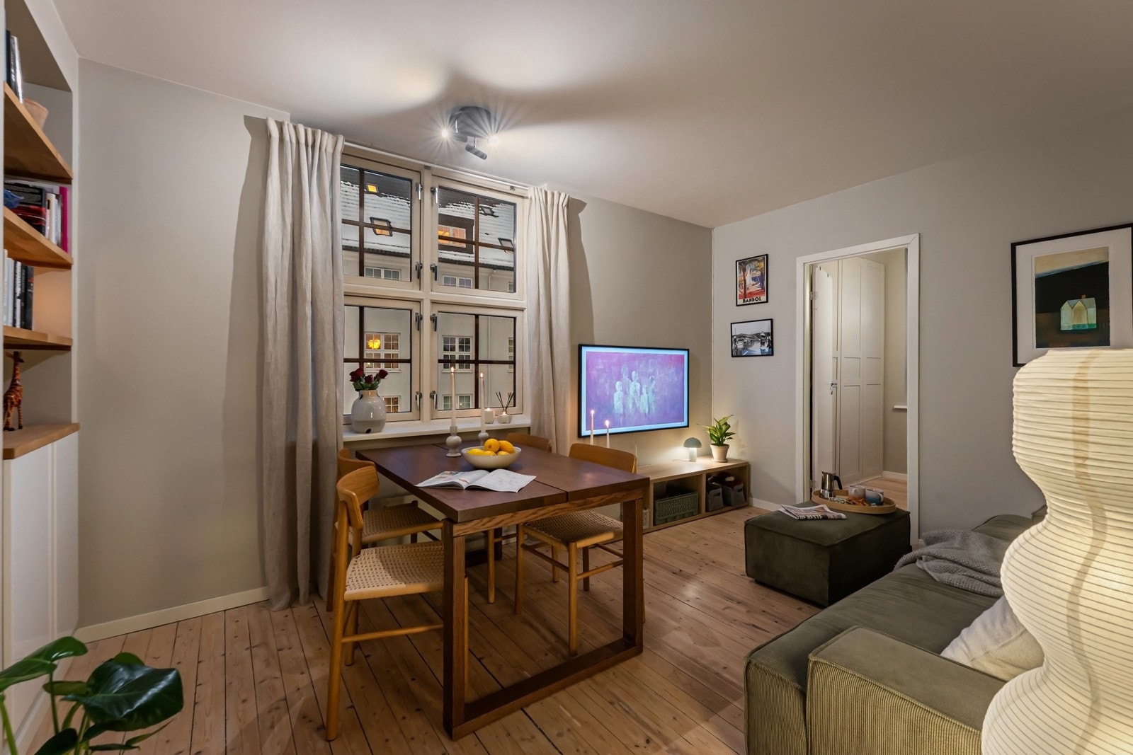 Rommet er malt i lune farger og kan enkelt tilpasses egen stil. Galleribilde