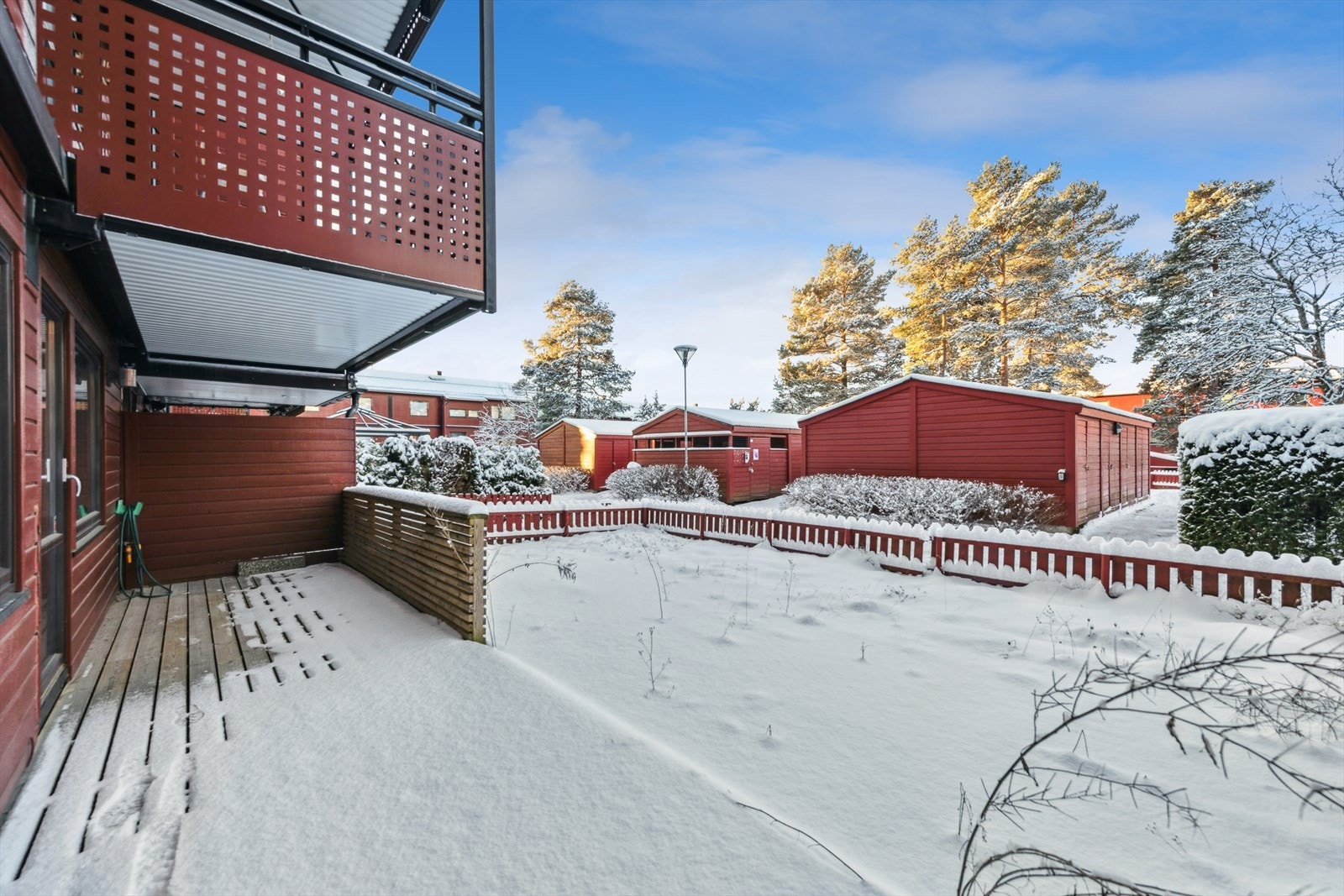 Terrasse med tilhørende hagedel med eksklusiv bruksrett. Uteplassen gir gode muligheter for utemøblering og bruk store deler av året. Galleribilde