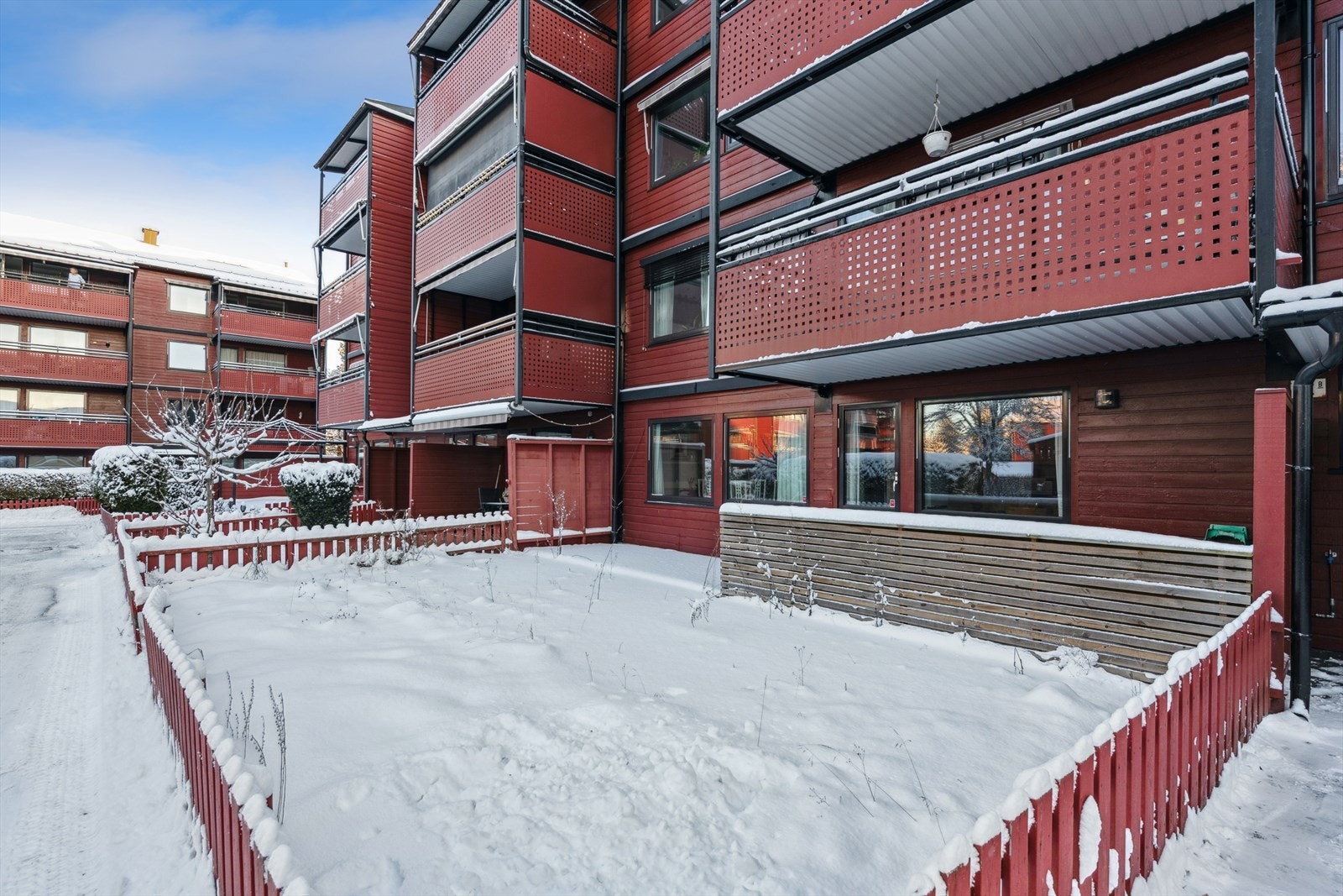 Attraktiv og opprinnelig 4-roms leilighet med vestvendt terrasse på ca. 16 kvm, nydelig hagedel og garasjeplass m/lademulighet. Perfekt bolig for barnefamilien! Galleribilde