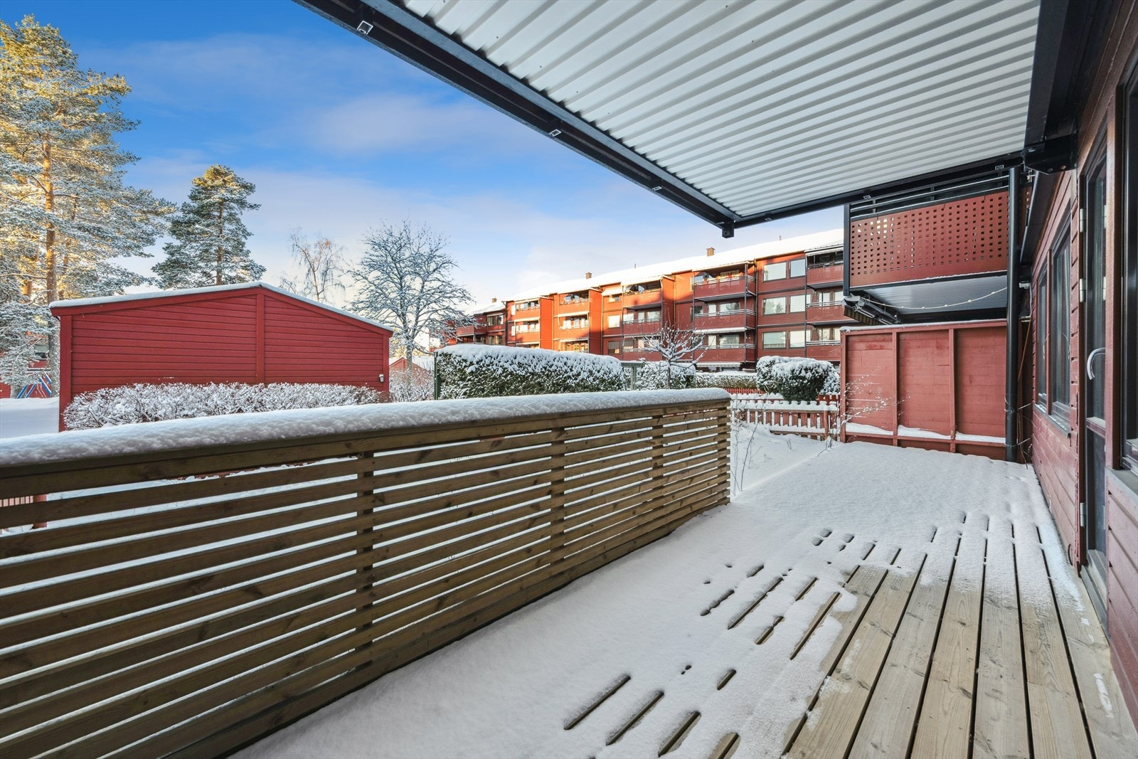 Skjermet terrasse med levegg som gir økt privatliv. En praktisk uteplass med direkte adkomst fra boligen. Galleribilde