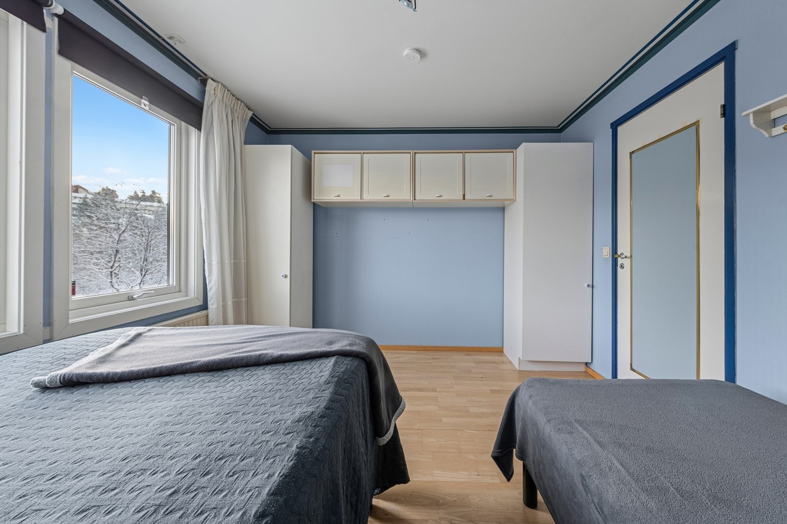 Soverommet har praktiske oppbevaringsløsninger med garderobeskap Galleribilde