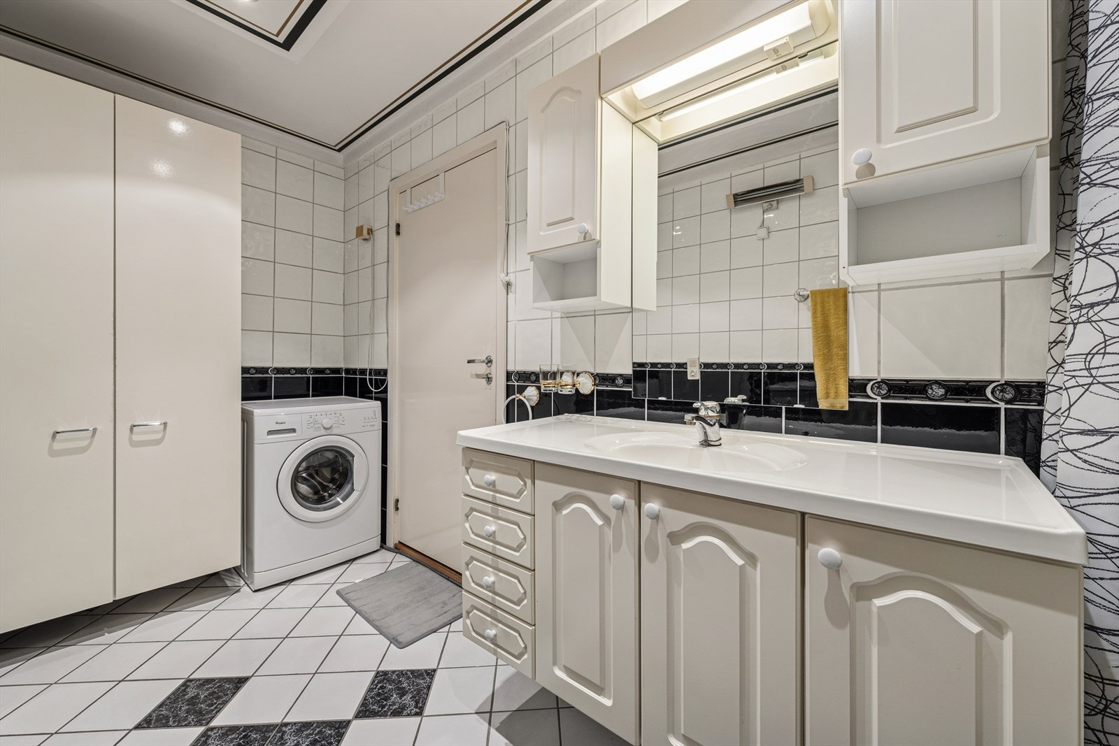 Bad/vaskerom med god skap- og benkeplass, opplegg for vaskemaskin samt praktisk planløsning som gir god funksjonalitet i hverdagen. Galleribilde