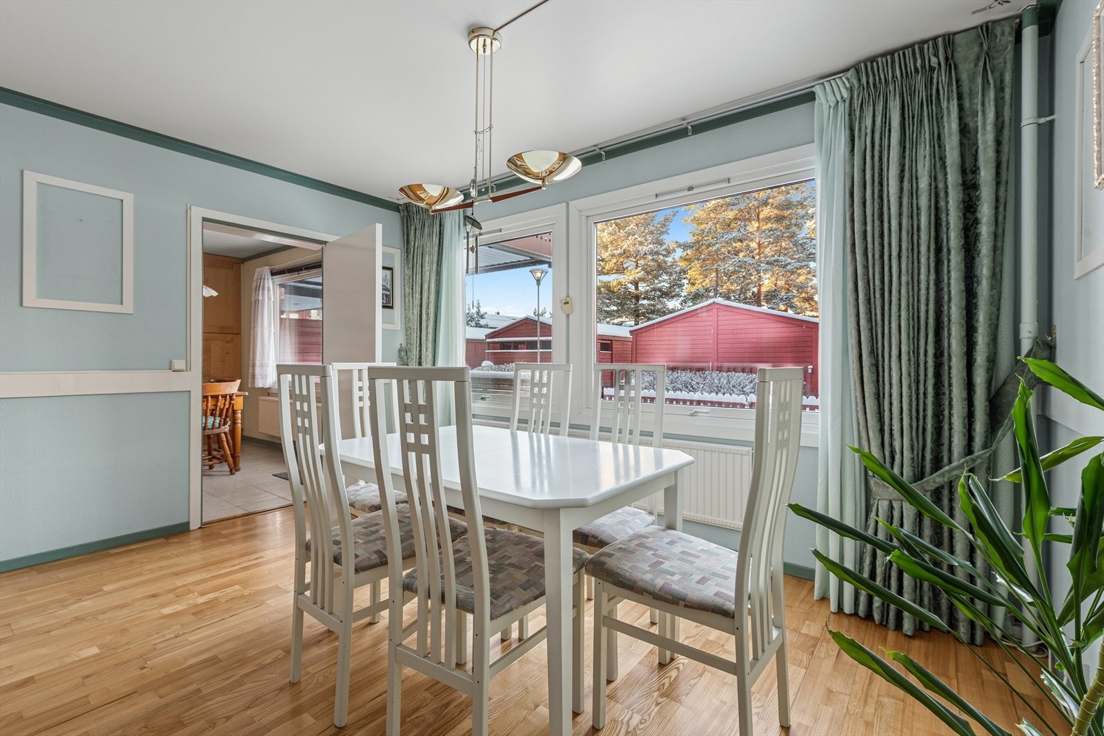 Spisestue med store vinduer som gir fint lysinnslipp og utsyn mot uteområdet. God avstand mellom spiseplass og øvrig stue gir en ryddig og funksjonell romfølelse Galleribilde