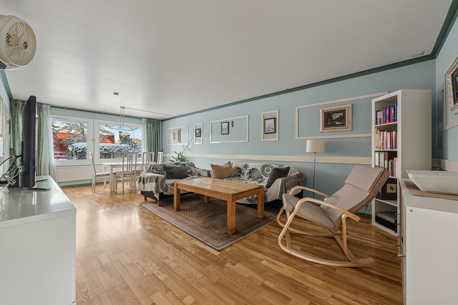 Stuen er romslig og har gode vindusflater som slipper inn rikelig med dagslys. Galleribilde