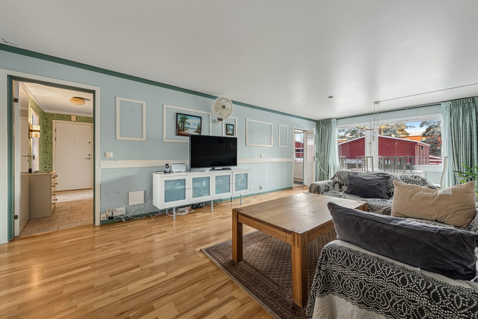 Romslig stue med god gulvflate og naturlige soner for både sofagruppe og øvrig møblering. Store vindusflater slipper inn rikelig med dagslys og gir et lyst og trivelig oppholdsrom med utgang til terrasse fra kjøkkenet. Galleribilde