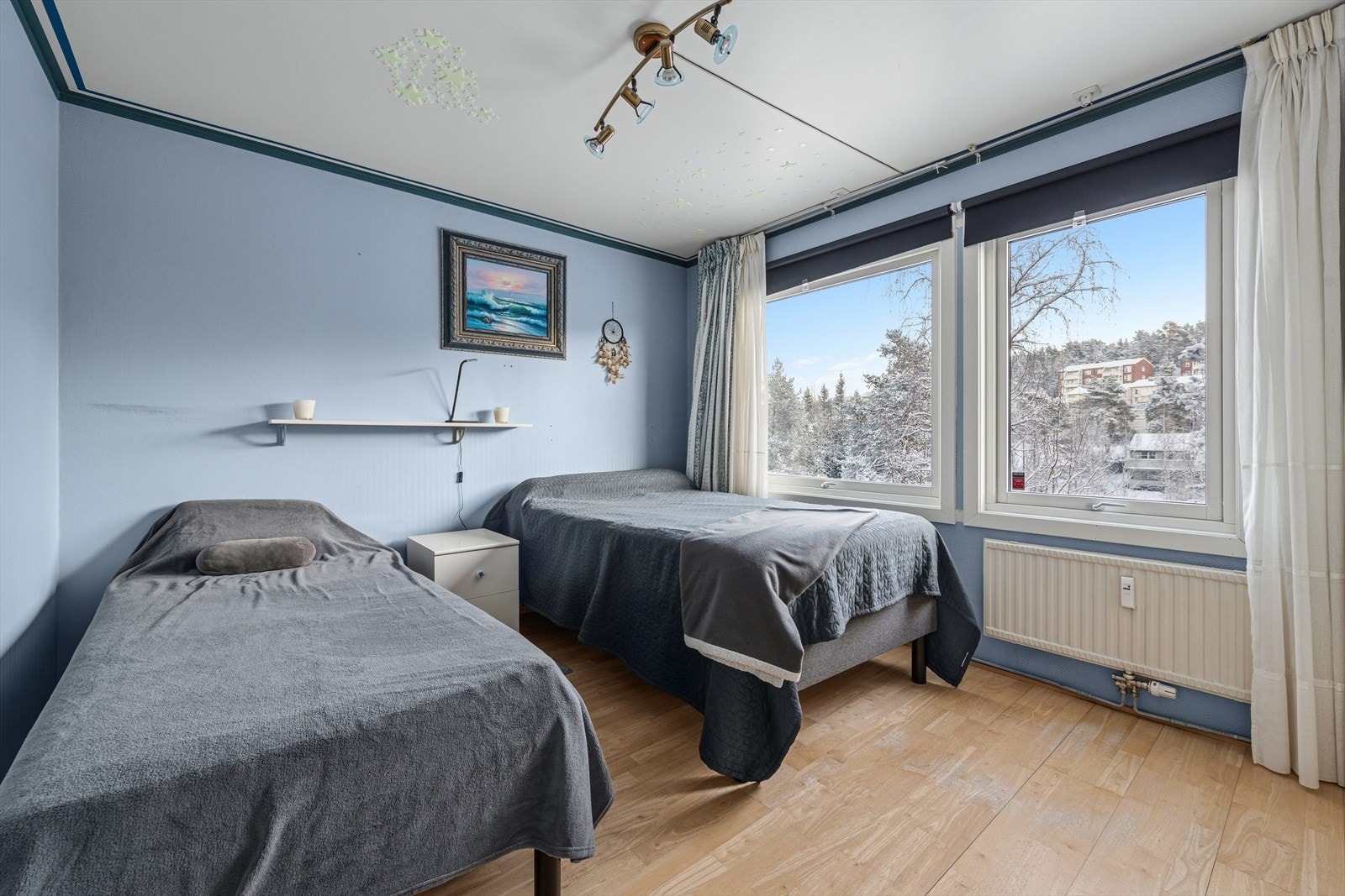 Soverom ll | Lyst og romslig soverom med god gulvflate og vinduer som slipper inn rikelig med naturlig lys. Rommet har plass til dobbeltseng, nattbord og øvrig møblering etter behov. Galleribilde