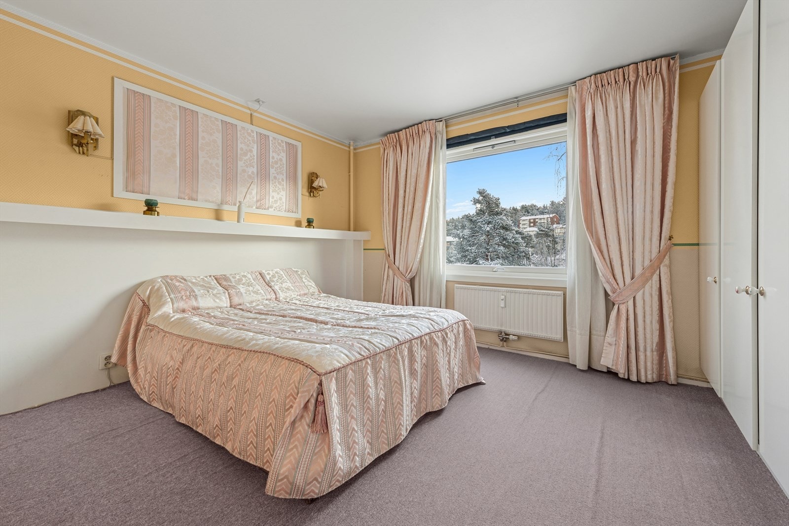 Romslig hovedsoverom med god plass til dobbeltseng, store garderobeskap og vindu som slipper inn rikelig med dagslys. Galleribilde