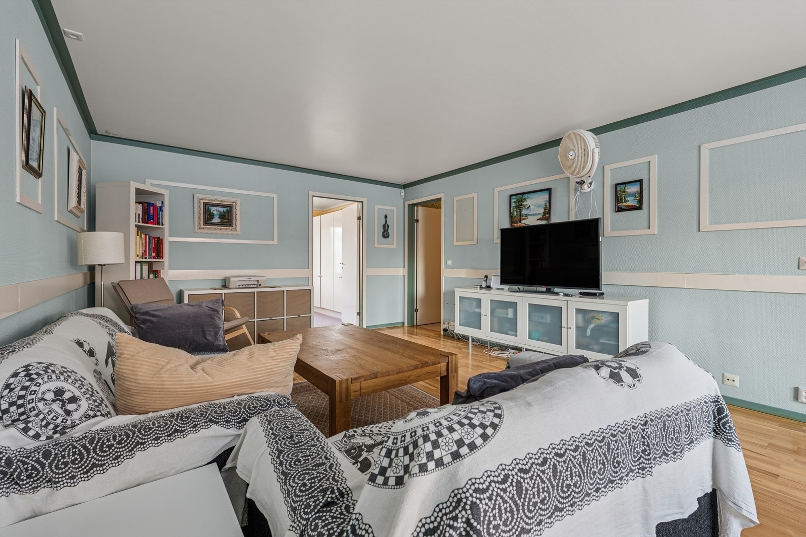 Stuen har en oversiktlig og fleksibel planløsning som gjør den enkel å innrede etter behov. Gulv med eikeparkett og malte vegger gir et nøytralt uttrykk som passer ulike møbel- og fargevalg. Galleribilde