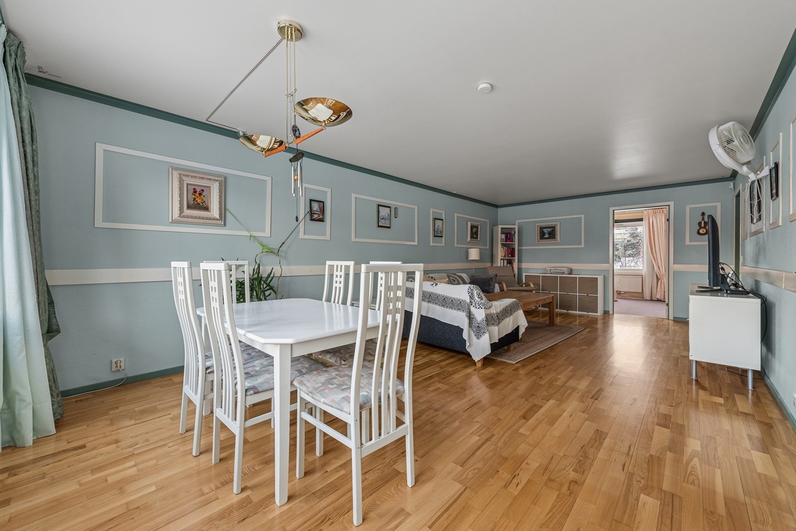 Egen spisestuedel i tilknytning til stuen med god plass til spisebord og stoler. Løsningen gir en naturlig overgang mellom oppholds- og spiseareal og egner seg godt for både hverdag og selskap. Galleribilde