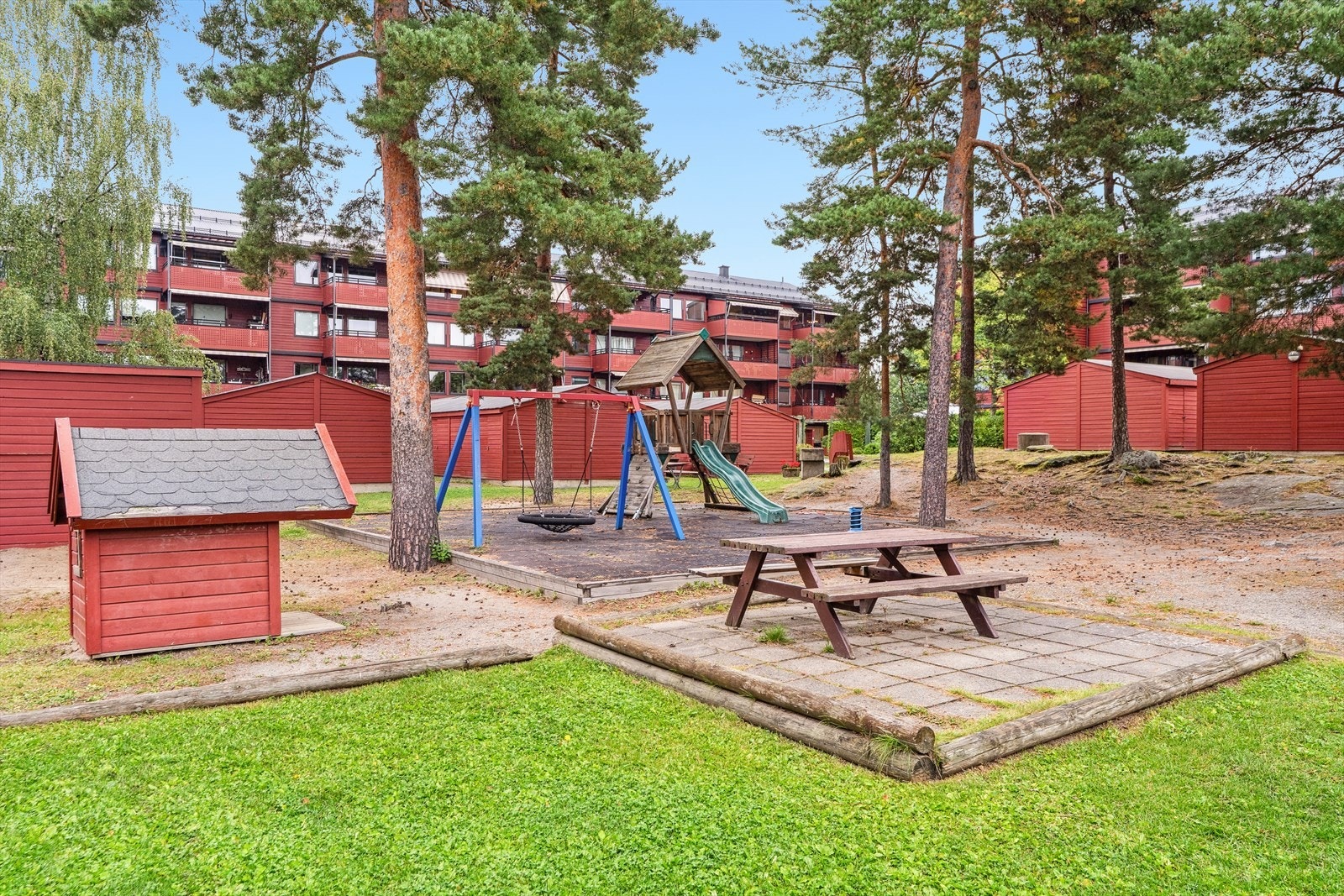 Pent opparbeidet felles lekeplass med ulike lekeapparater og sitteplasser. Et hyggelig og trygt uteområde som gir gode muligheter for lek, samvær og opphold for både små og store. Galleribilde