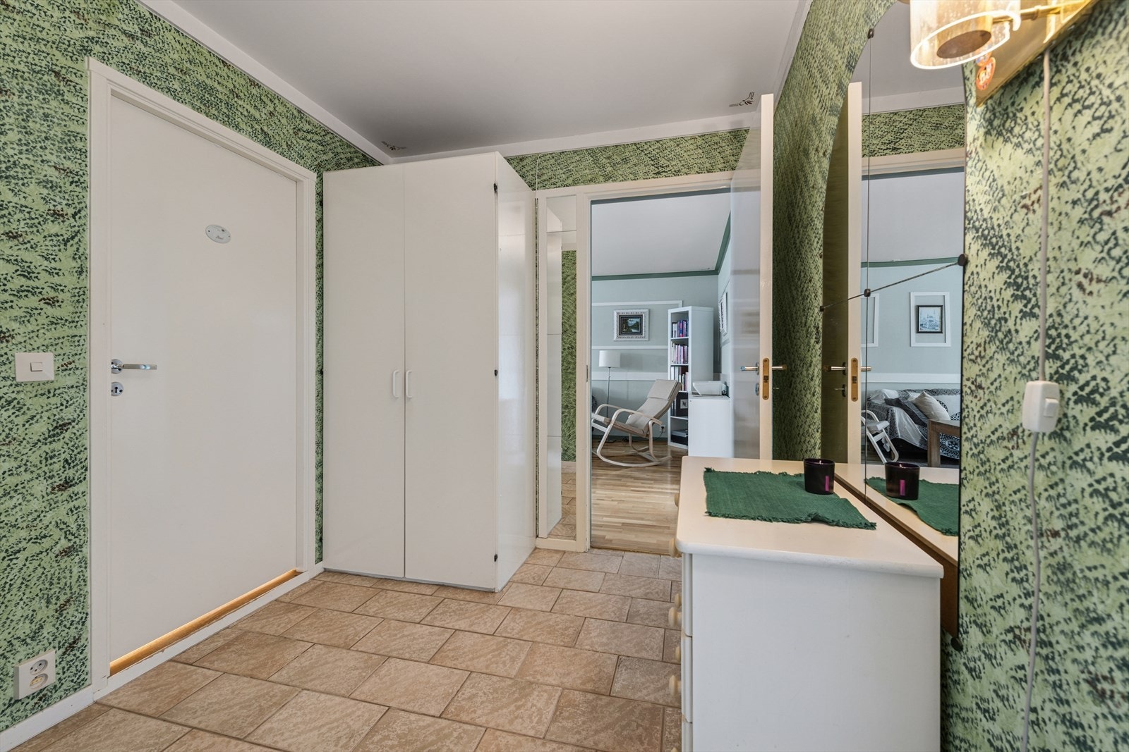 Romslig entré som gir et godt førsteinntrykk ved ankomst. Her er det plass til oppheng av yttertøy, skoskap og øvrige garderobeløsninger. Entréen binder boligens rom naturlig sammen og gir enkel adkomst videre inn i leiligheten. Galleribilde