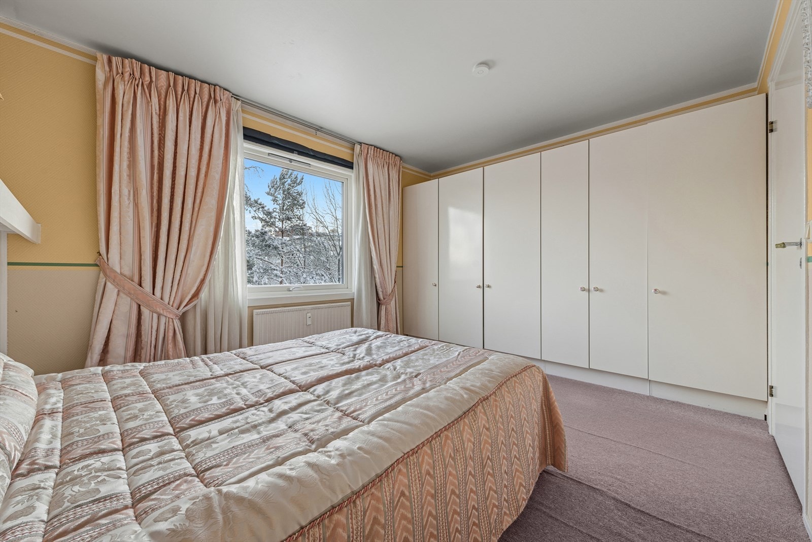 Hovedsoverom med hel garderobevegg, teppebelagt gulv og behagelig romfølelse - godt egnet som foreldresoverom. Galleribilde