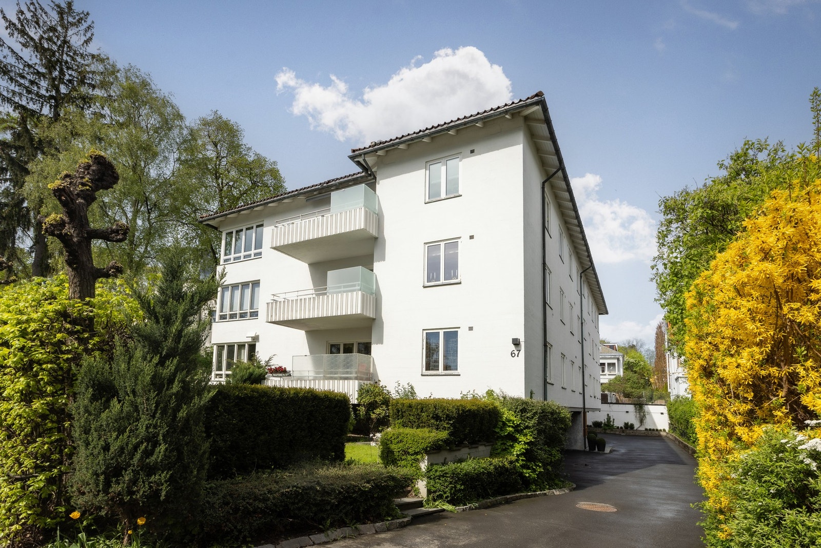 Flott gård som består av ni leiligheter. Leiligheten ligger lengst fra veien og har en tilbaketrukket beliggenhet. Foto Studio Oslo Galleribilde