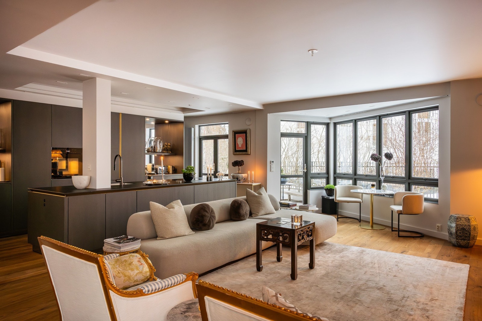 Utgang til vestvendt balkong fra kjøkken og stue Galleribilde