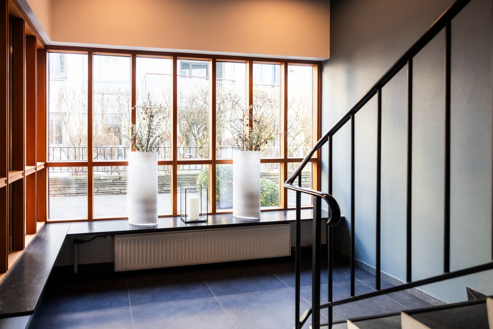 Flott oppgang. Heisadkomst til leiligheten eller én trapp opp Galleribilde