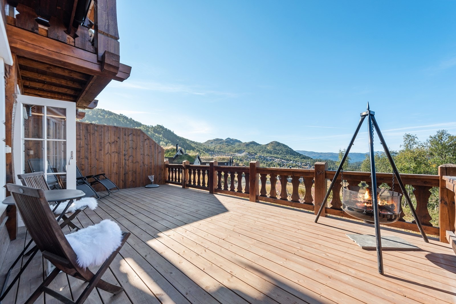 Du har tilgang fra stuen i 1. etg. Den romslige terrassen er sydvendt, og har gode solforhold. Her er det god plass til sittegrupper, solsenger og grill. Galleribilde