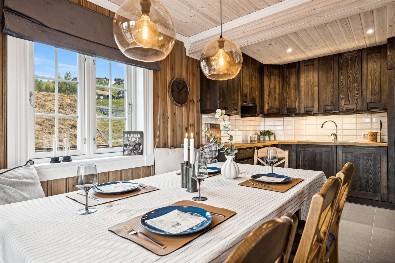 Boligen er utstyrt med et lekkert kjøkken, med ilagt varme i gulv. Kjøkkenet er åpent med delikat innredning fra Hettich. Galleribilde