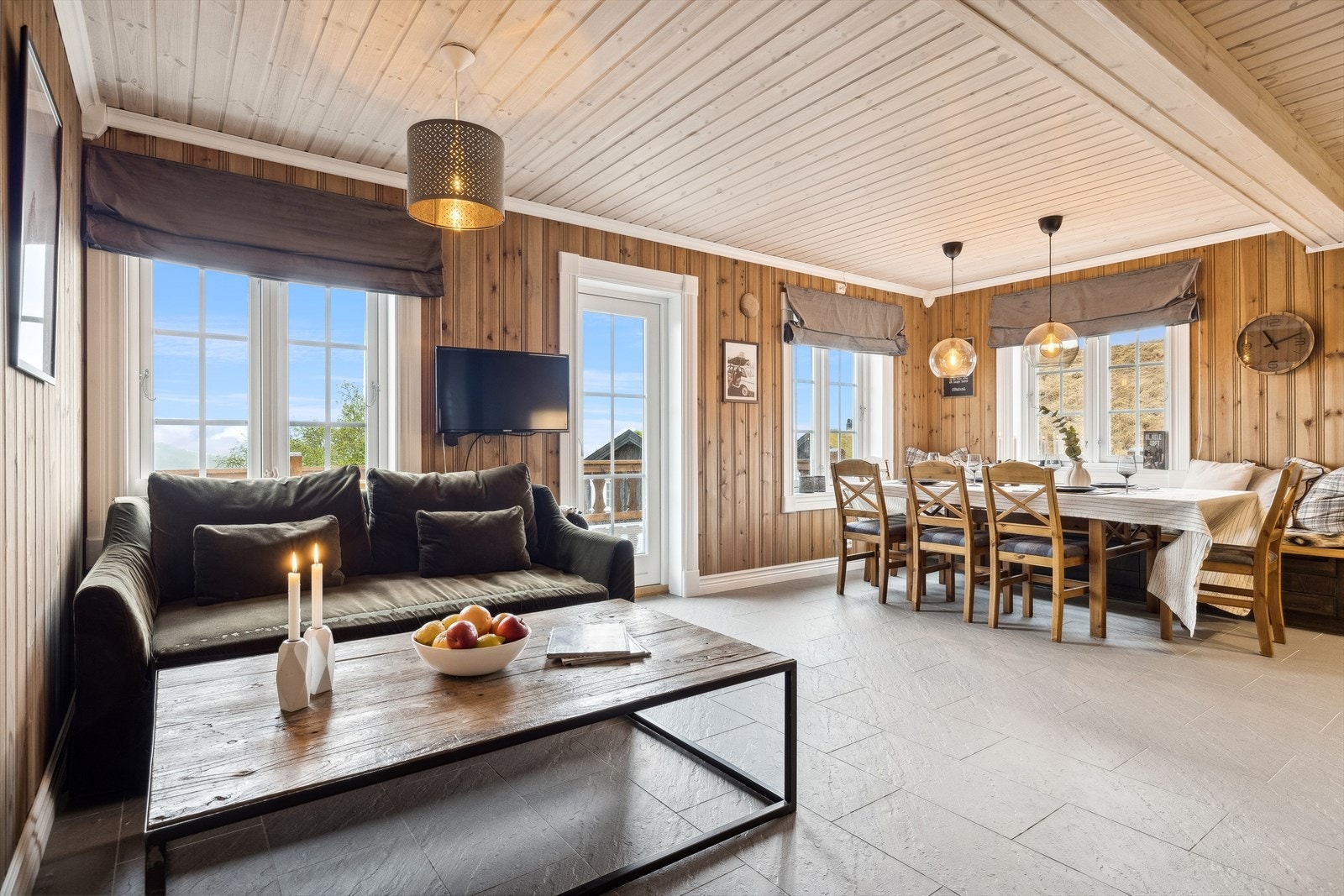 I samme rom finner vi også stua i 1.etg. Her er det store vindusflater, som gir rikelig med naturlig lys. Her er det plass til både sofagruppe, kaffebord m.m. Midt i rommet har vi også utgangen til terrassen. Galleribilde