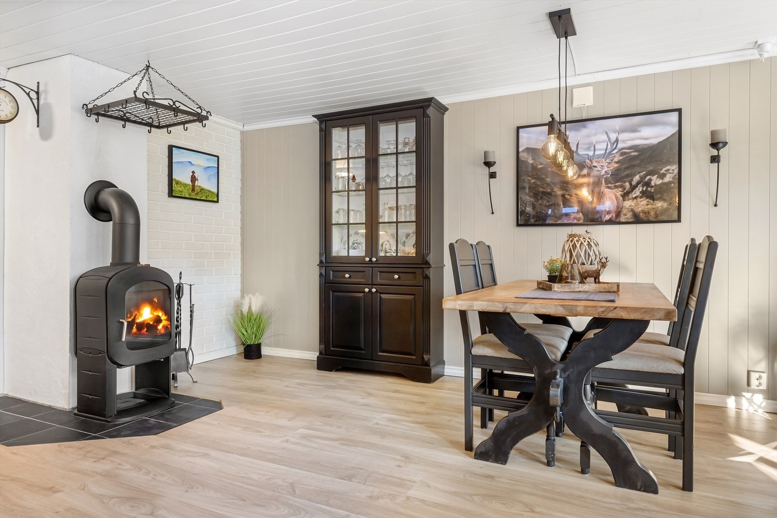 Vedovnen i stuen varmer godt ved litt kaldere kvelder. Galleribilde