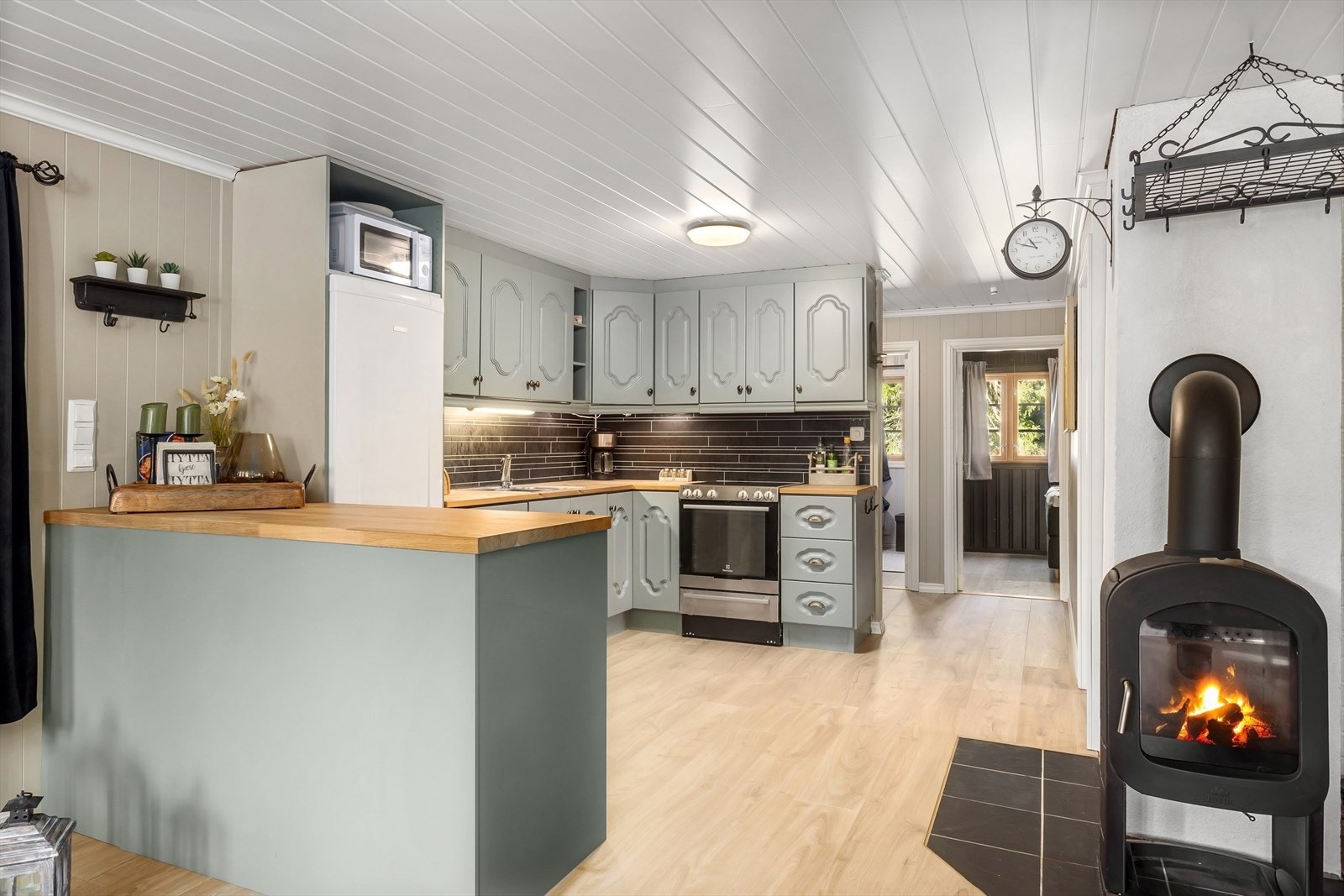 Den åpne løsningen mot kjøkkenet bidrar til at rommet føles som et hyggelig og sosialt allrom. Galleribilde