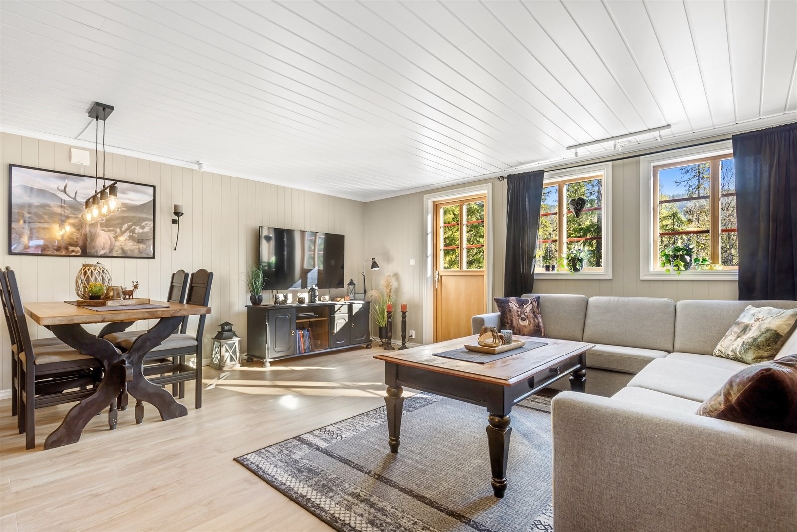 Stuen holder god romslighet med plass for å kunne møblere med både en komfortabel sofakrok, underholdningsavdeling og spisestue. Galleribilde