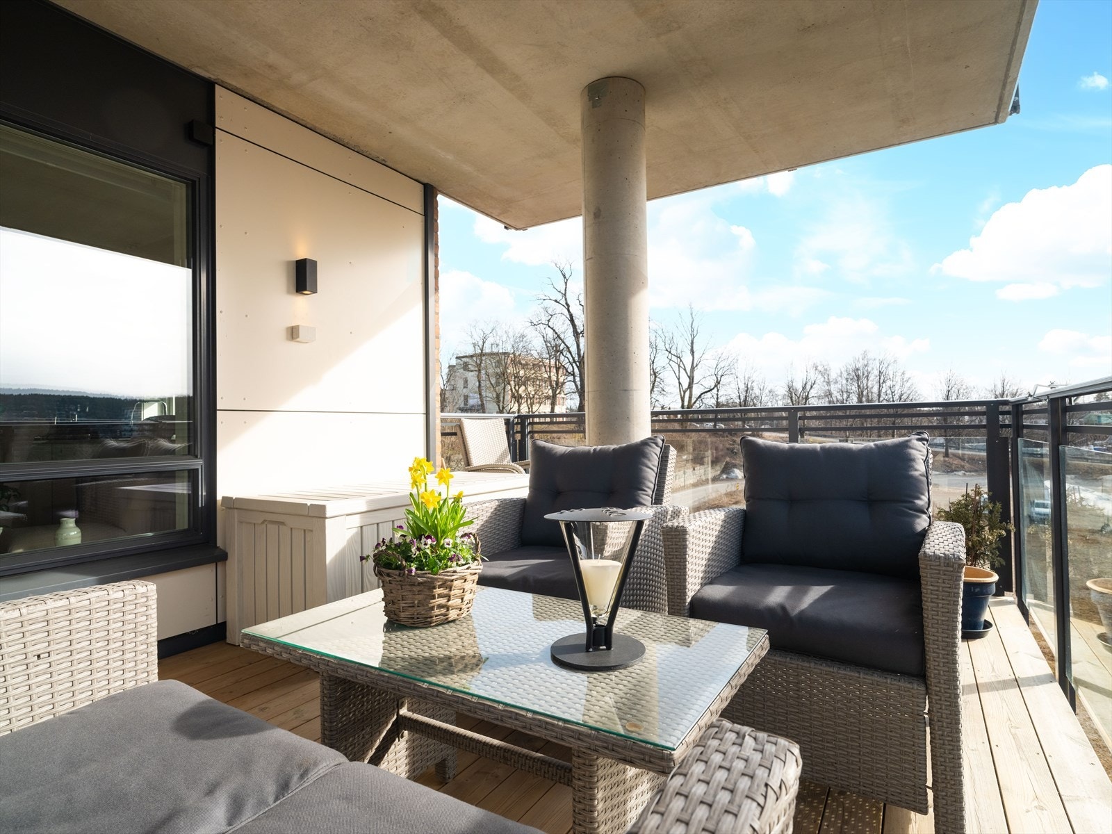 Romslig, overbygget balkong mot vest Galleribilde